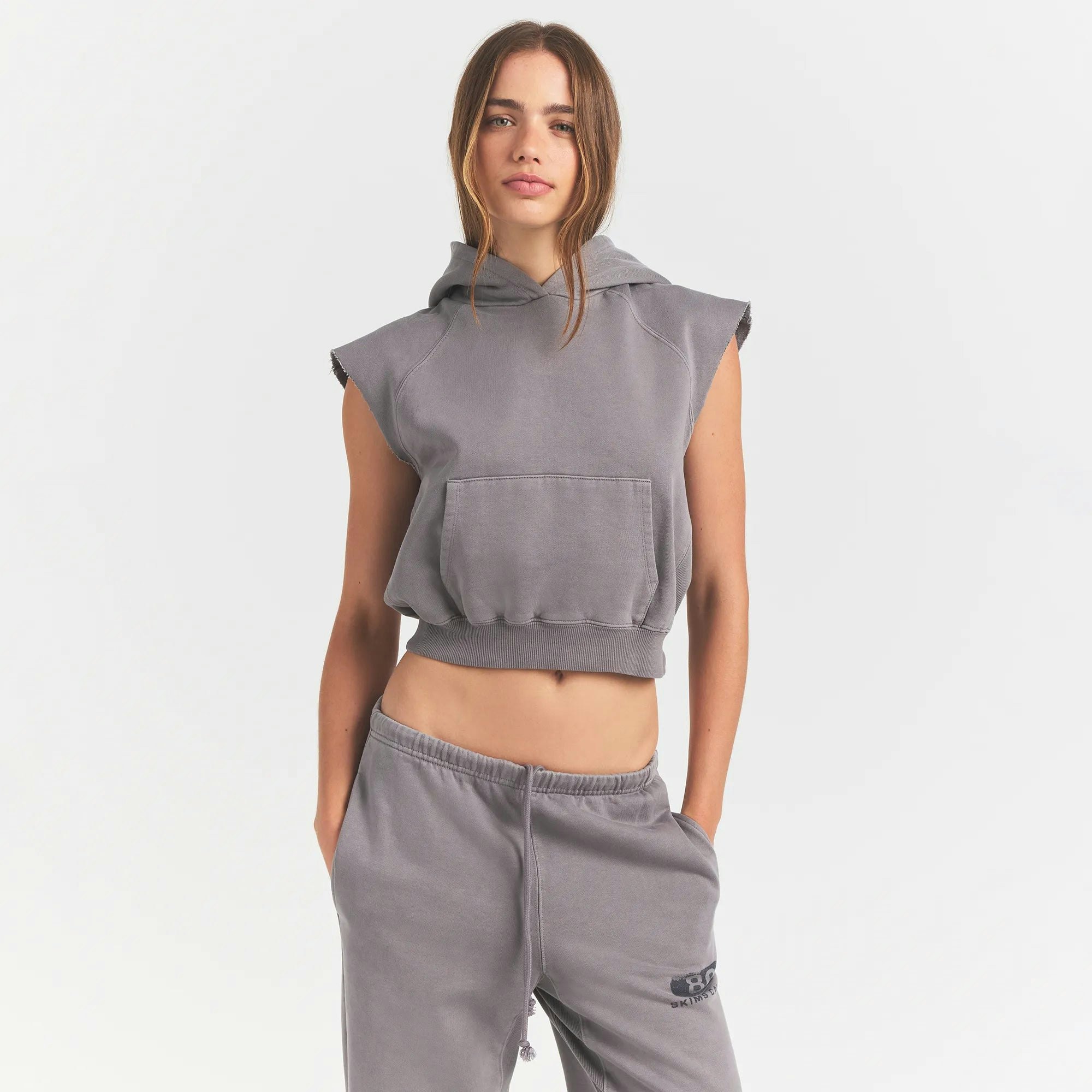 BOYFRIEND FLEECE MUSCLE PULLOVER | SHADOW ON A MODEL FRONT VIEW @ | FOCUS: 0.0, 1.0, 0.9 