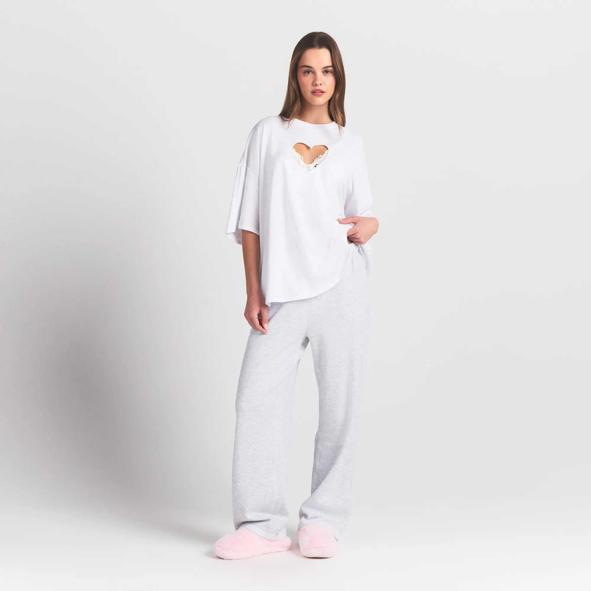 WORN IN JERSEY OVERSIZED HEART T-SHIRT | SNOW ON A MODEL FRONT VIEW @ | FOCUS: 0.0, 1.0, 0.9