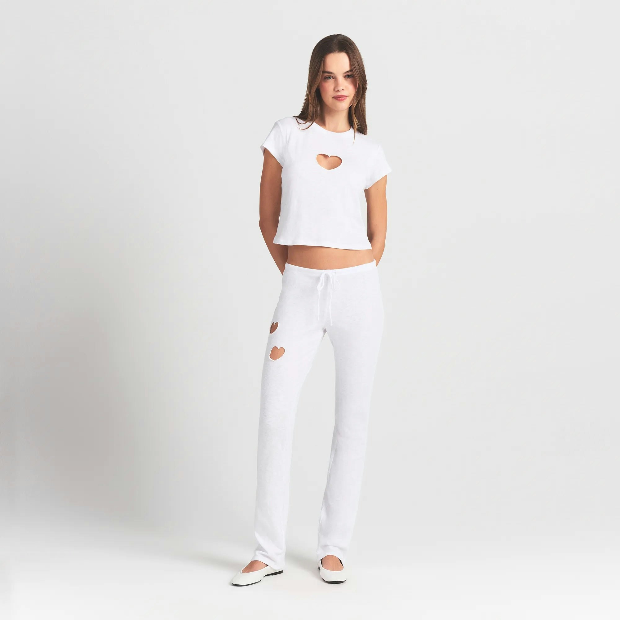 WORN IN JERSEY BABY HEART T-SHIRT | SNOW ON A MODEL FRONT VIEW @ | FOCUS: 0.0, 1.0, 0.9