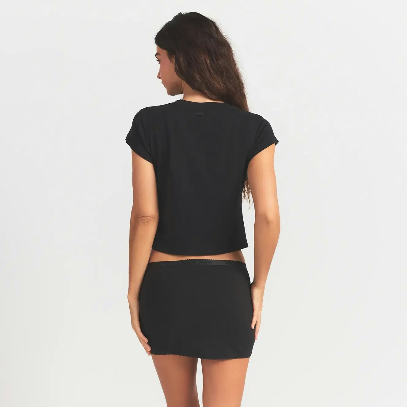 WORN IN JERSEY BABY HEART T-SHIRT | WASHED ONYX ON A MODEL BACK VIEW @ | FOCUS: 0.0, 1.0, 0.9