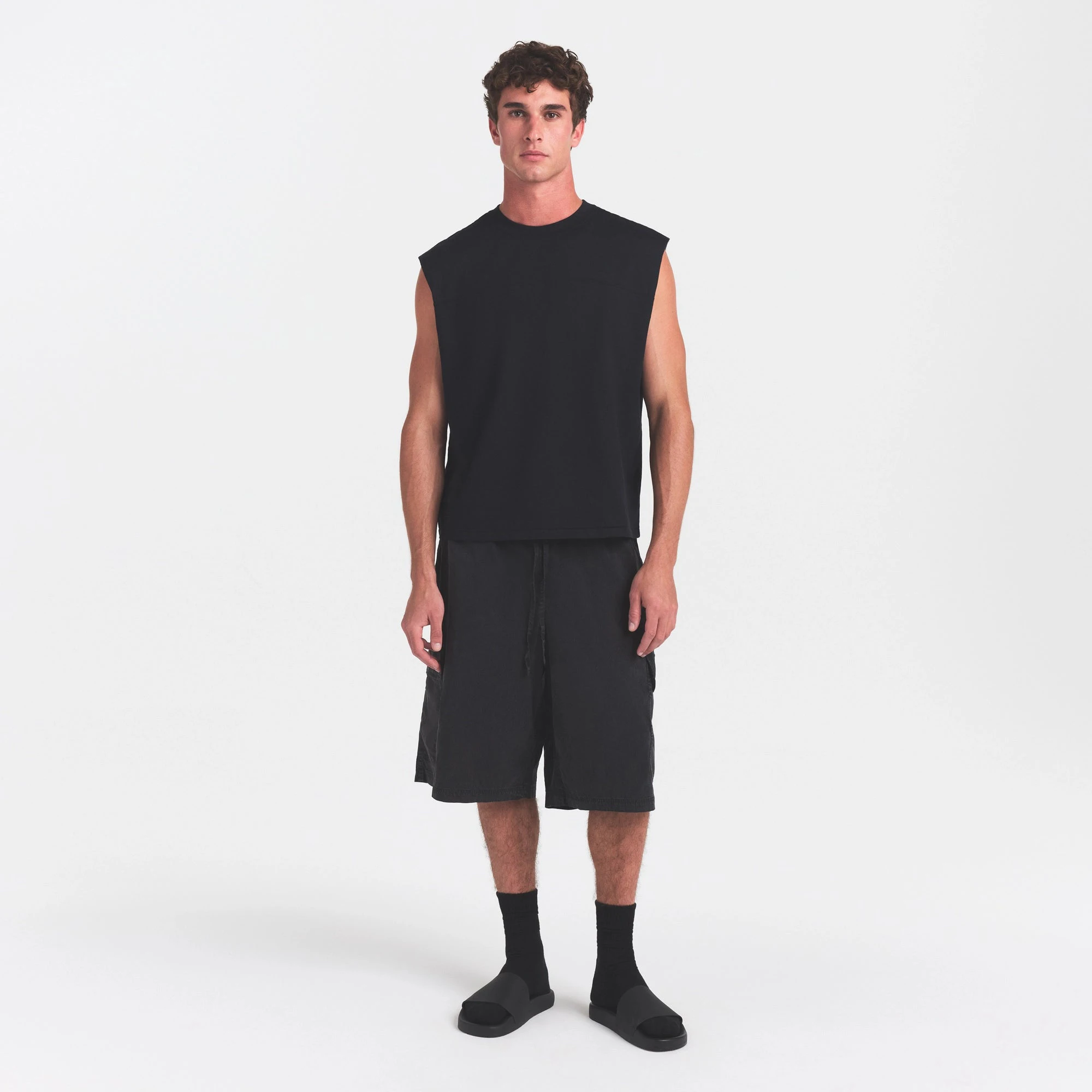 HEAVYWEIGHT COTTON MENS CROPPED MUSCLE TANK | OBSIDIAN ON A MODEL FRONT VIEW @ | FOCUS: 0.0, 1.0, 0.9