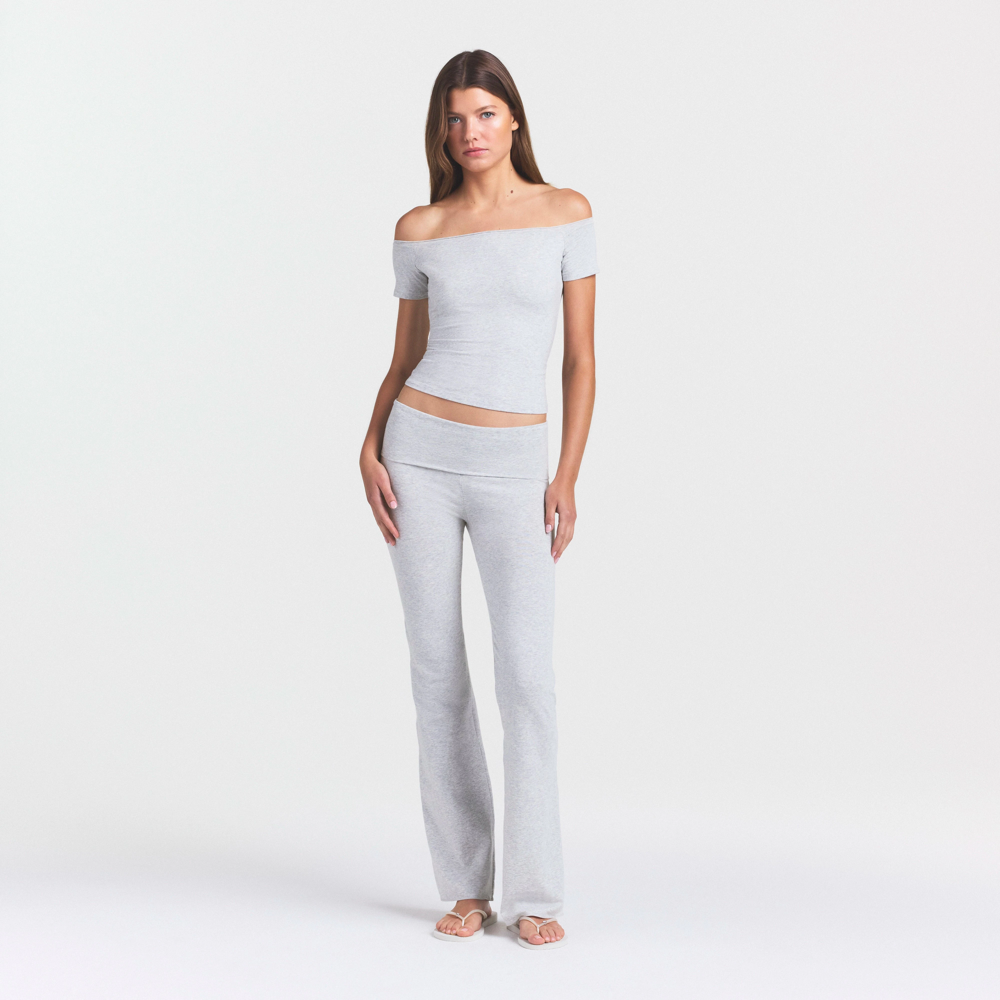 COTTON JERSEY OFF THE SHOULDER TOP | LIGHT HEATHER GREY ON A MODEL FRONT VIEW @ | FOCUS: 0.0, 1.0, 0.9