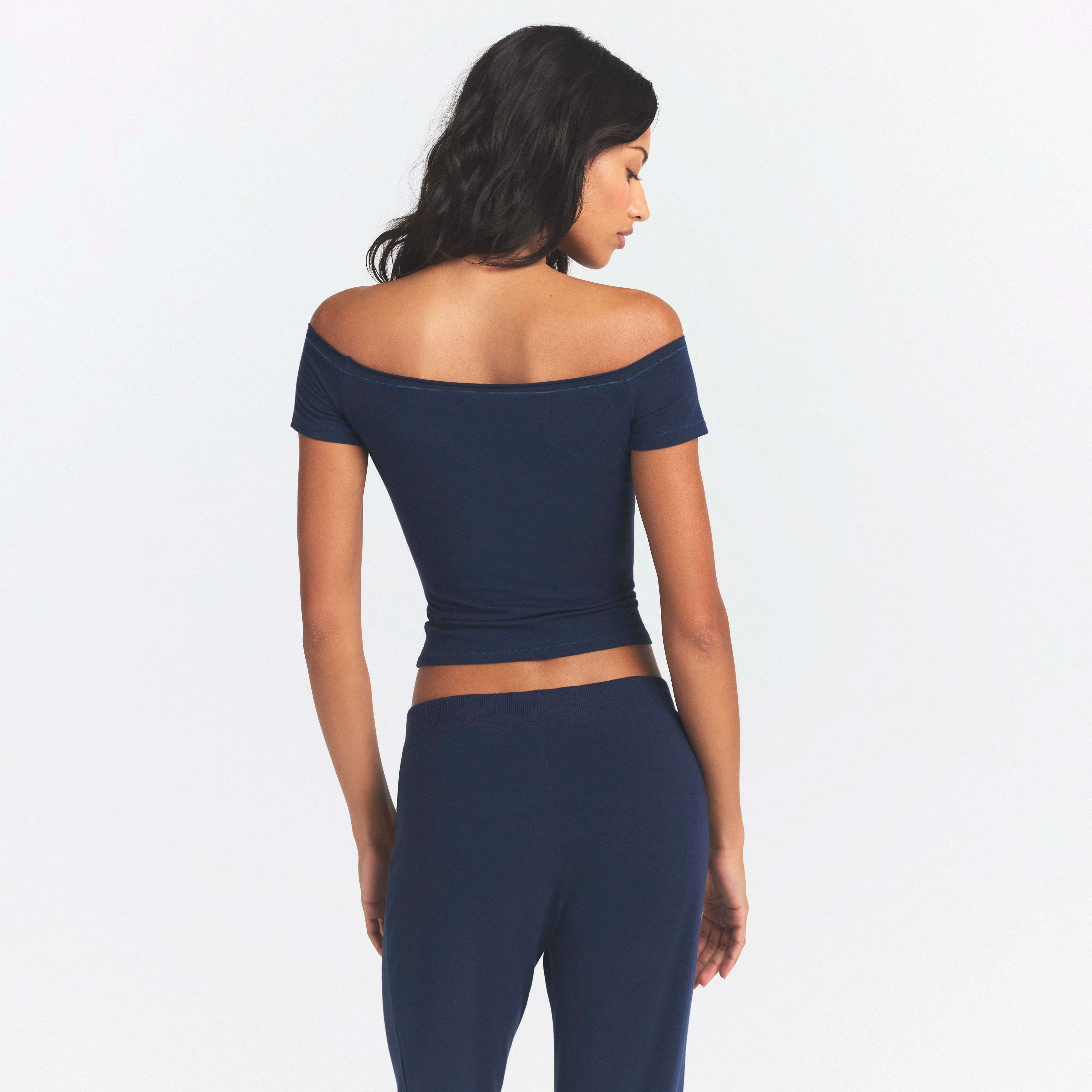COTTON JERSEY OFF THE SHOULDER TOP | NAVY ON A MODEL SIDE VIEW @ | FOCUS: 0.0, 1.0, 0.9