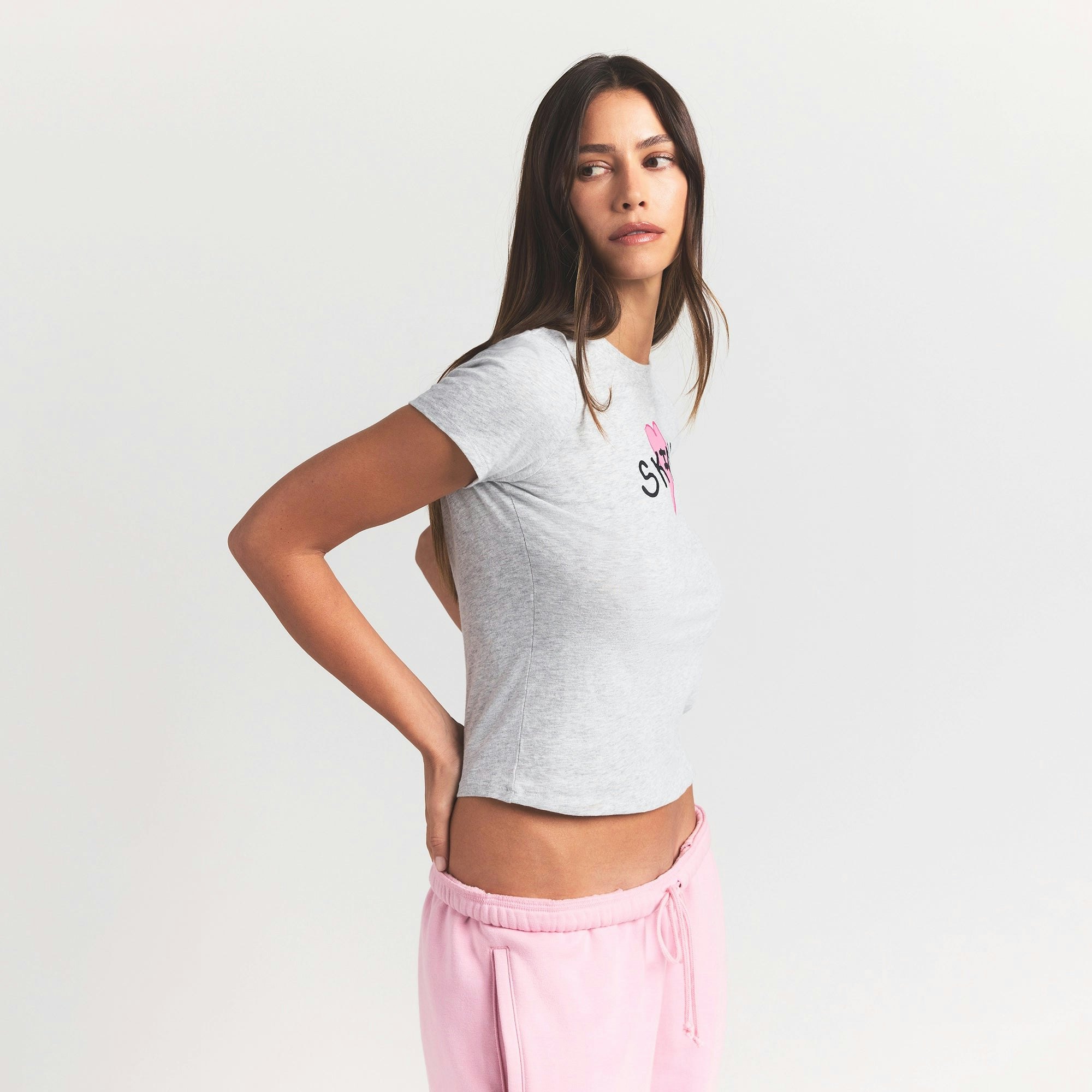 WORN IN JERSEY T-SHIRT | LIGHT HEATHER GREY SKIMS HEART ON A MODEL SIDE VIEW @ | FOCUS: 0.0, 1.0, 0.9