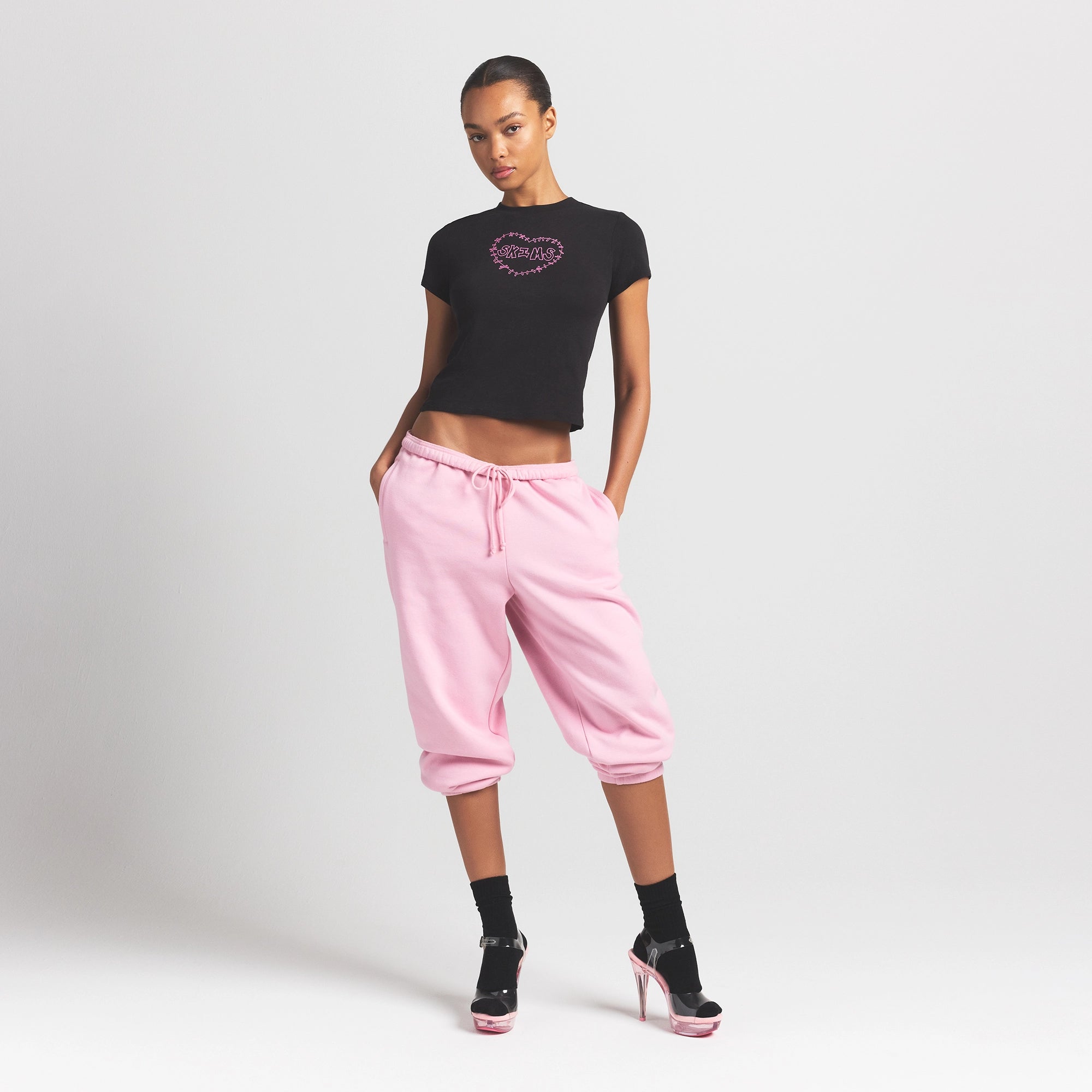 WORN IN JERSEY T-SHIRT | WASHED ONYX SKIMS HEART ON A MODEL FRONT VIEW @ | FOCUS: 0.0, 1.0, 0.9