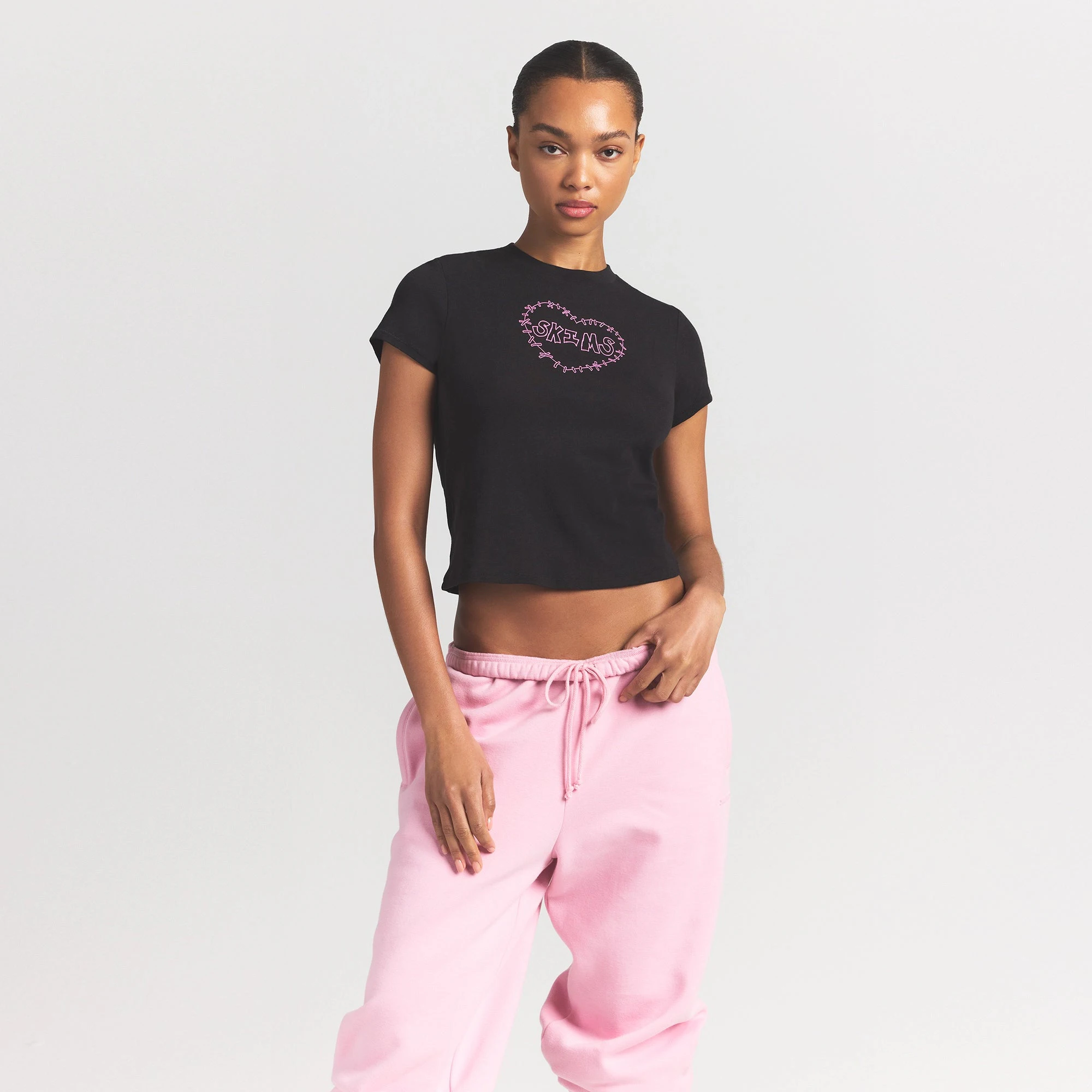 WORN IN JERSEY T-SHIRT | WASHED ONYX SKIMS HEART ON A MODEL FRONT VIEW @ | FOCUS: 0.0, 1.0, 0.9
