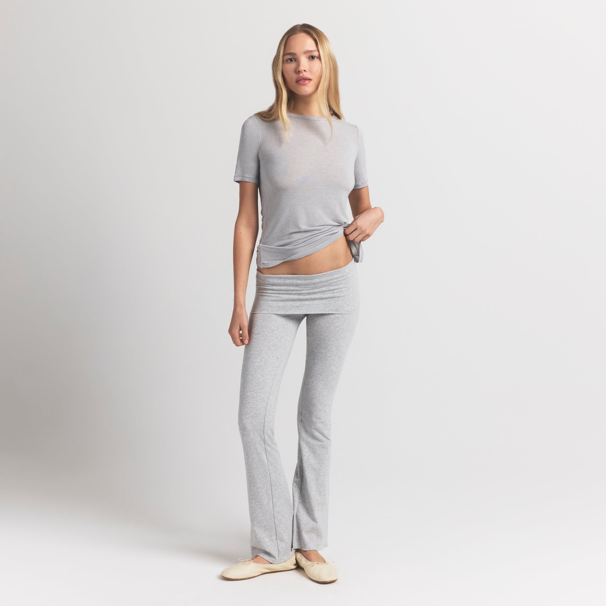 SHEER MODAL LONG T-SHIRT | HEATHER GREY ON A MODEL FRONT VIEW S | FOCUS: 0.0, 1.0, 0.9
