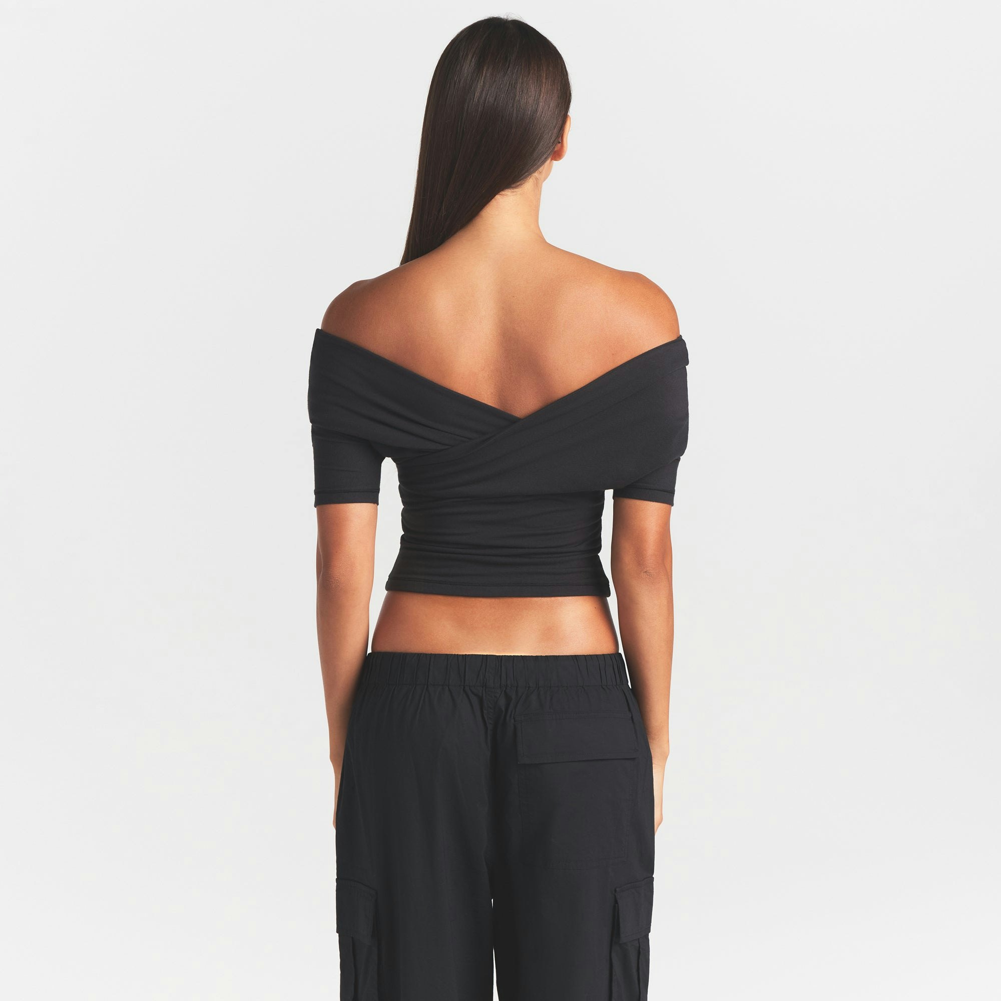 COTTON JERSEY WRAP T-SHIRT | SOOT ON A MODEL SIDE VIEW