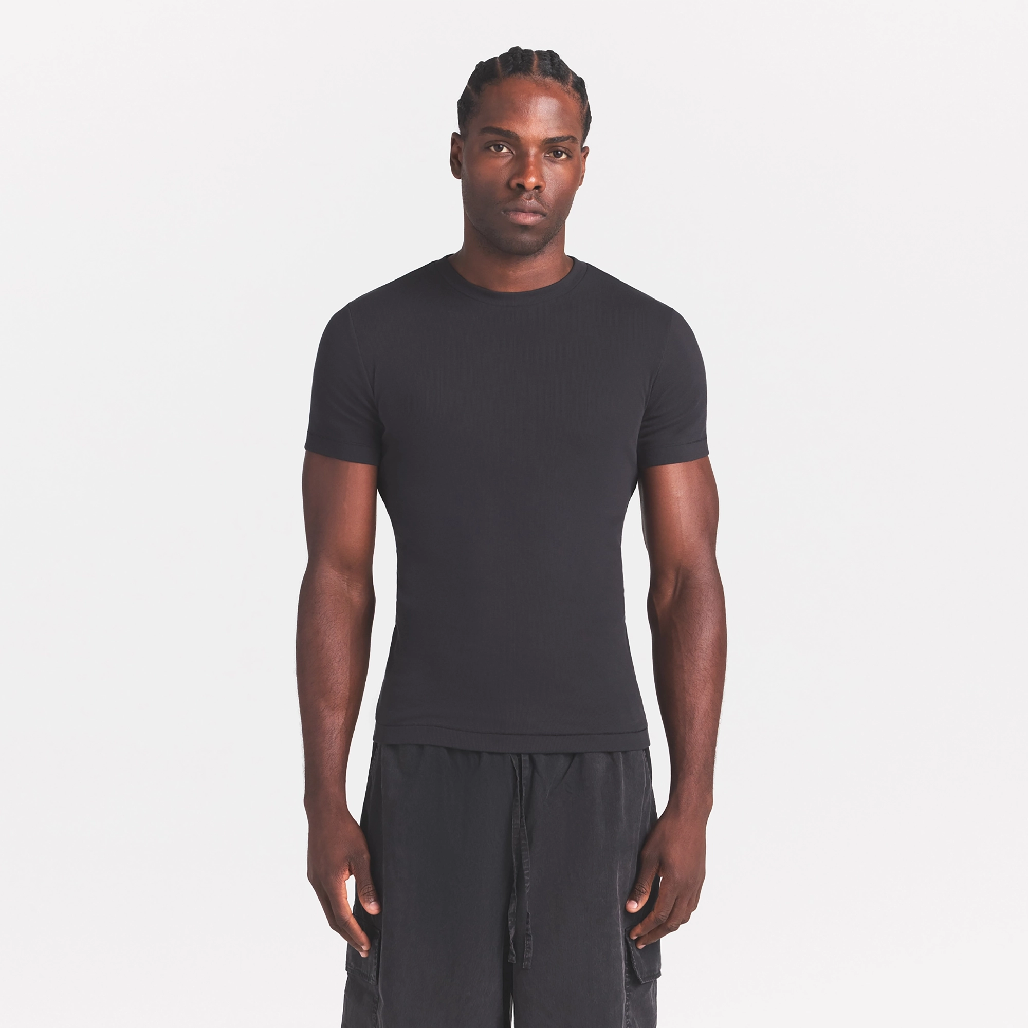 SKIMS COTTON RIB MENS T-SHIRT | ONYX ON A MODEL SIDE VIEW @ | FOCUS: 0.0, 1.0, 0.9