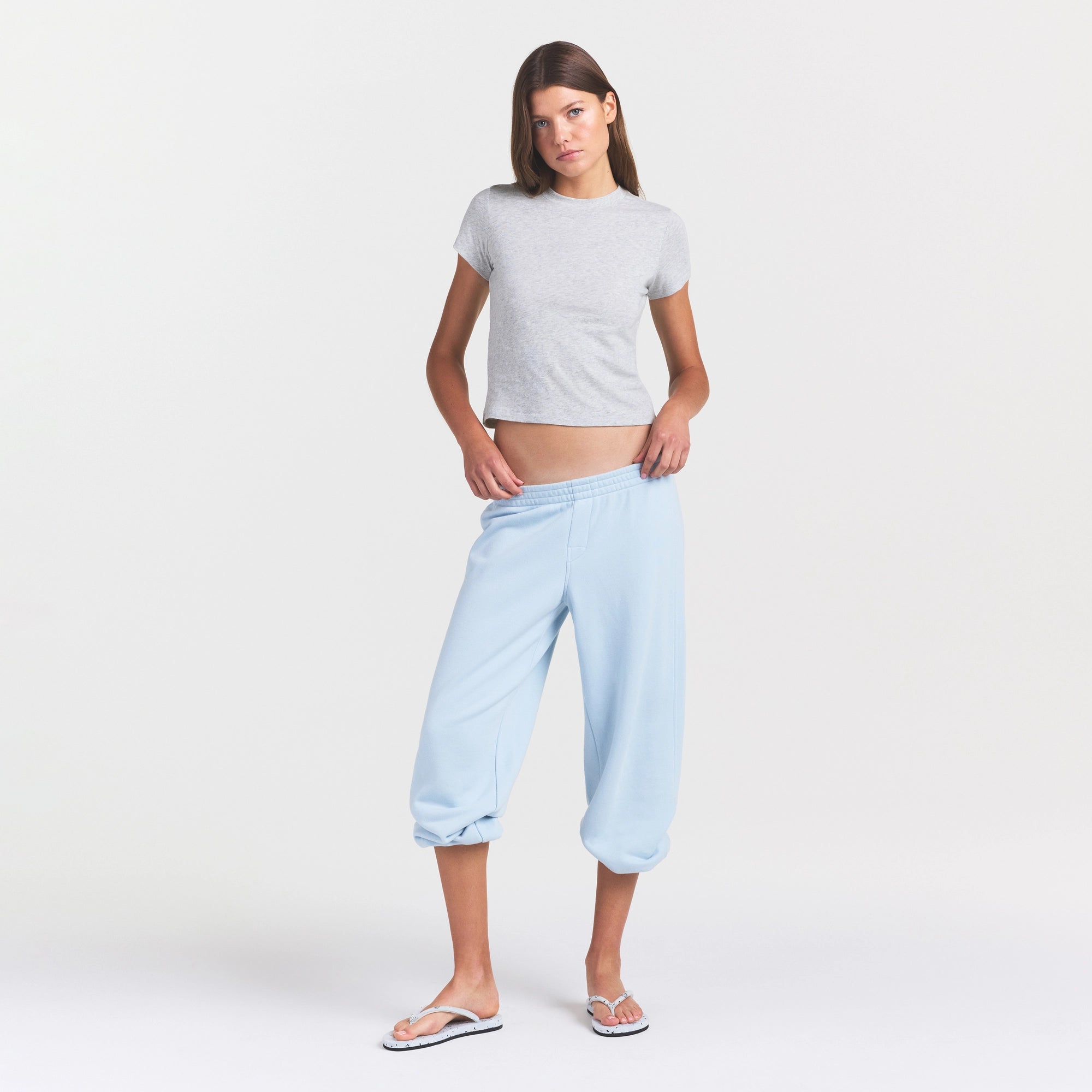 WORN IN JERSEY T-SHIRT | LIGHT HEATHER GREY ON A MODEL FRONT VIEW @ | FOCUS: 0.0, 1.0, 0.9