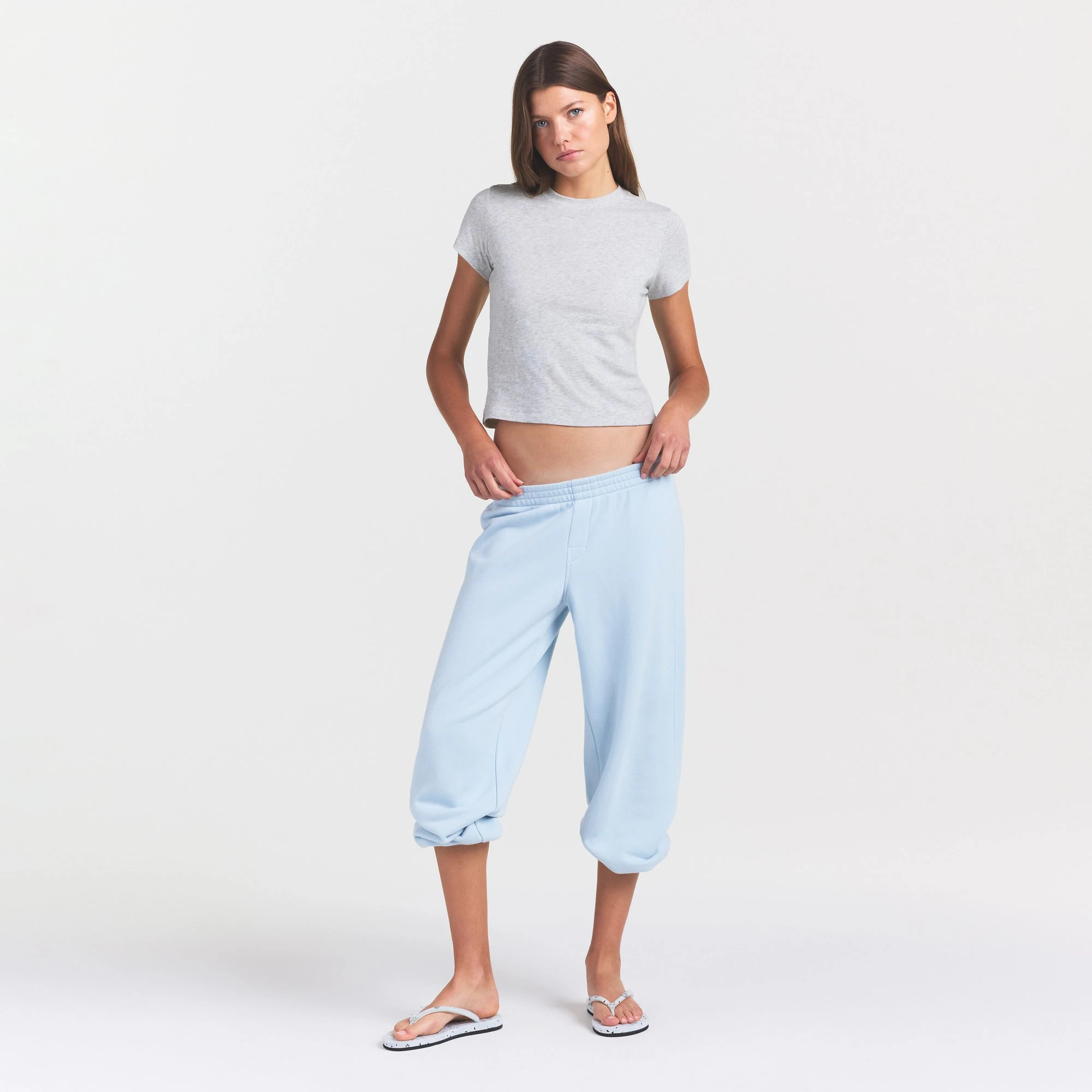 WORN IN JERSEY T-SHIRT | LIGHT HEATHER GREY ON A MODEL FRONT VIEW @ | FOCUS: 0.0, 1.0, 0.9