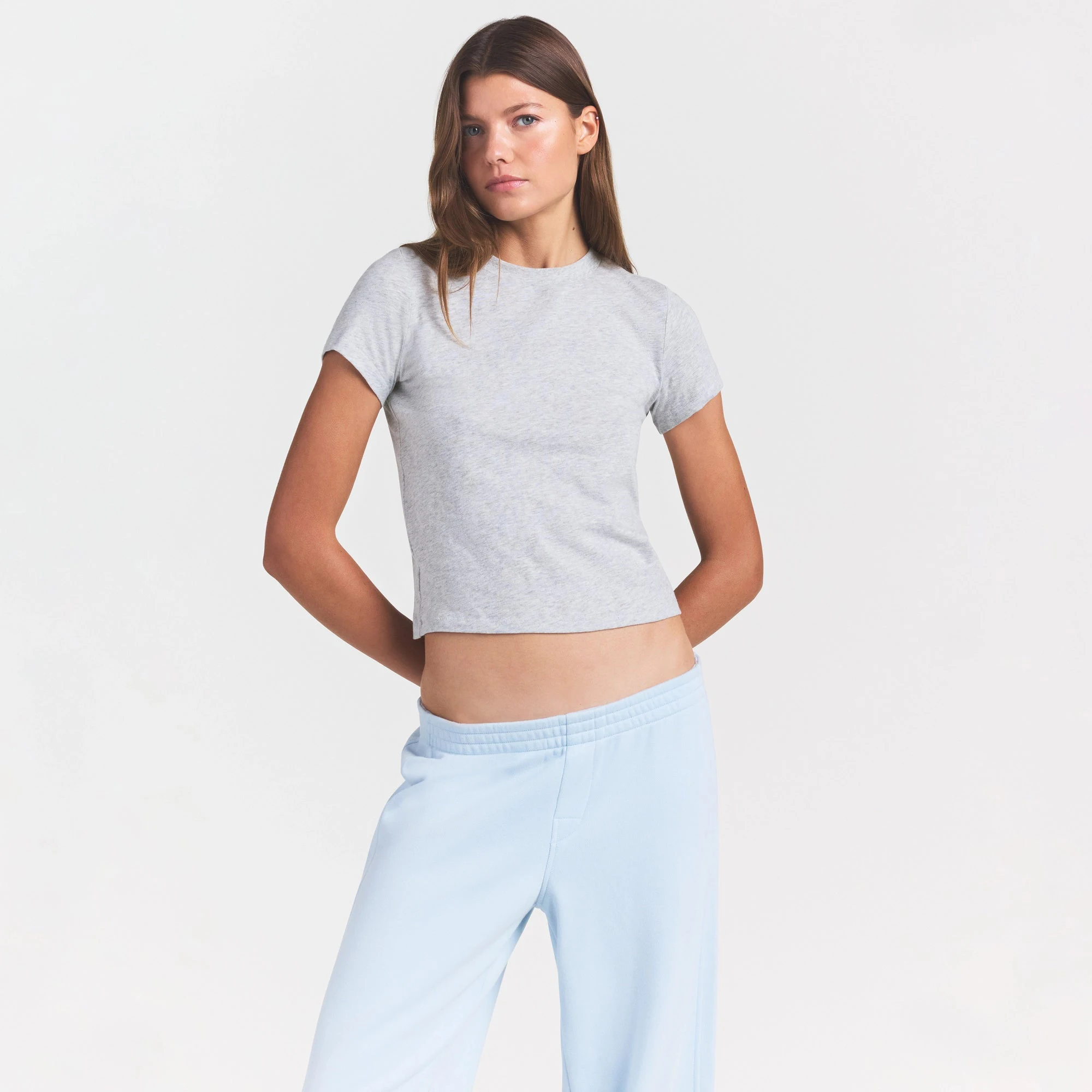 WORN IN JERSEY T-SHIRT | LIGHT HEATHER GREY ON A MODEL SIDE VIEW @ | FOCUS: 0.0, 1.0, 0.9