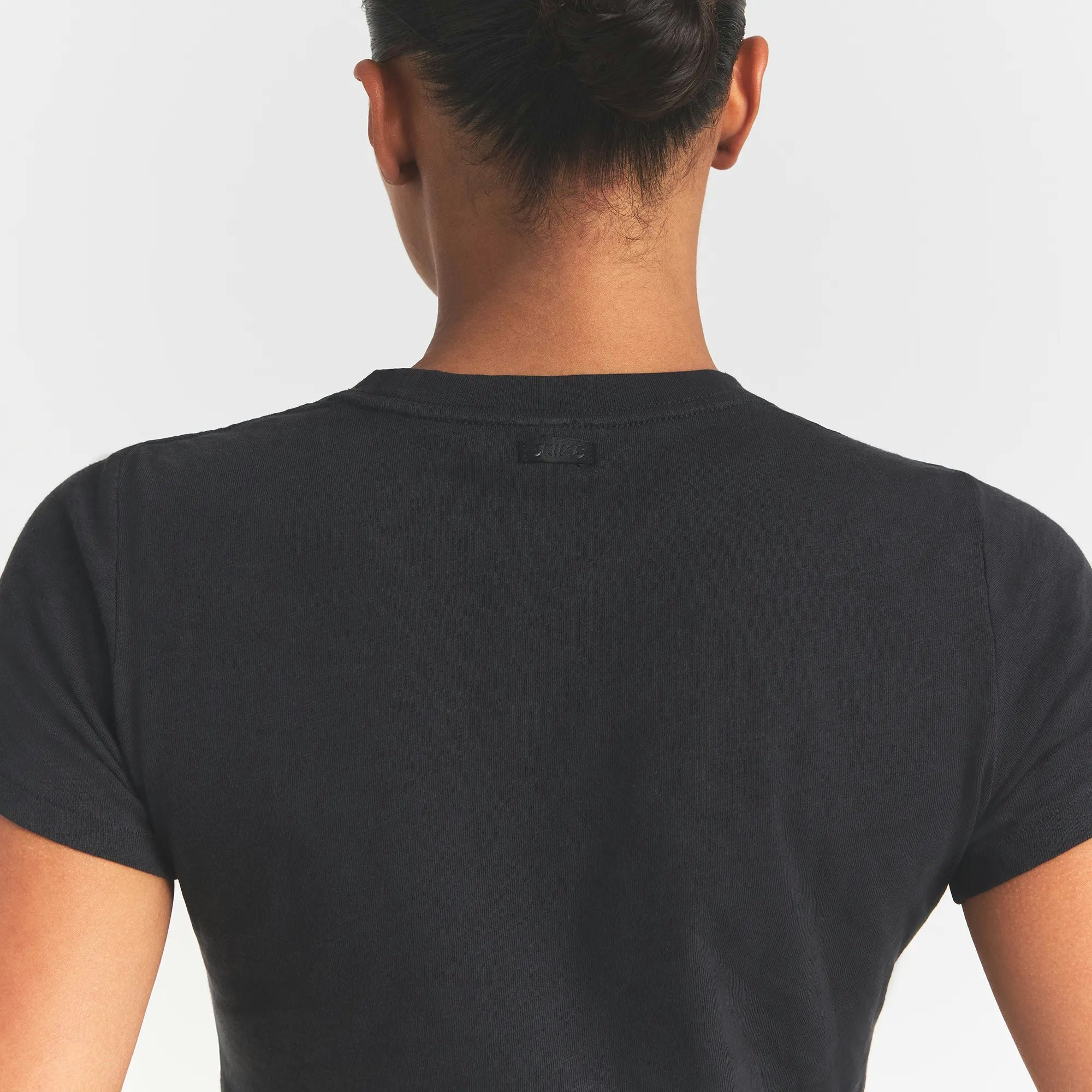 WORN IN JERSEY T-SHIRT | WASHED ONYX ON A MODEL BACKVIEW @ | FOCUS: 0.0, 1.0, 0.9 