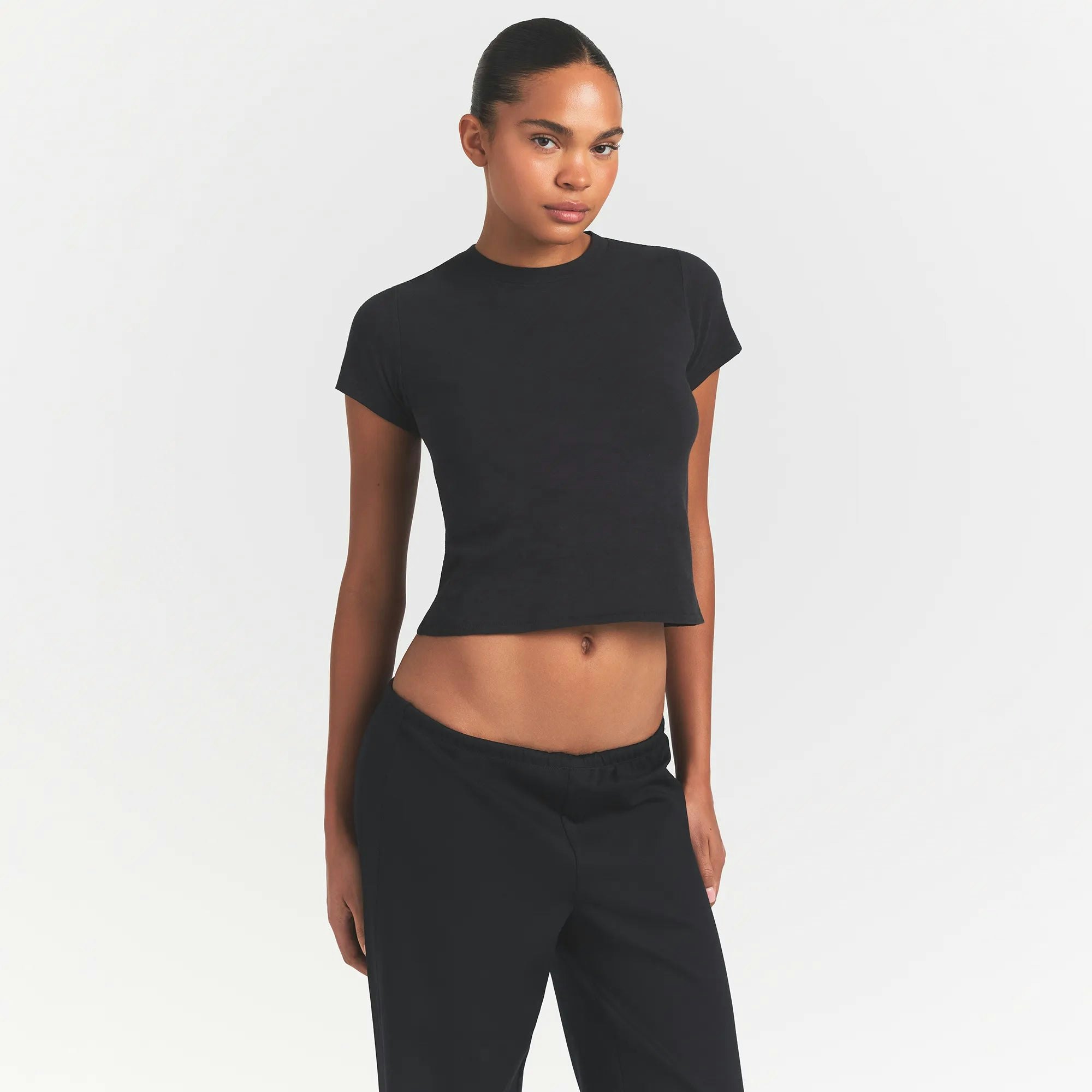 WORN IN JERSEY T-SHIRT | WASHED ONYX ON A MODEL FRONTVIEW @ | FOCUS: 0.0, 1.0, 0.9 