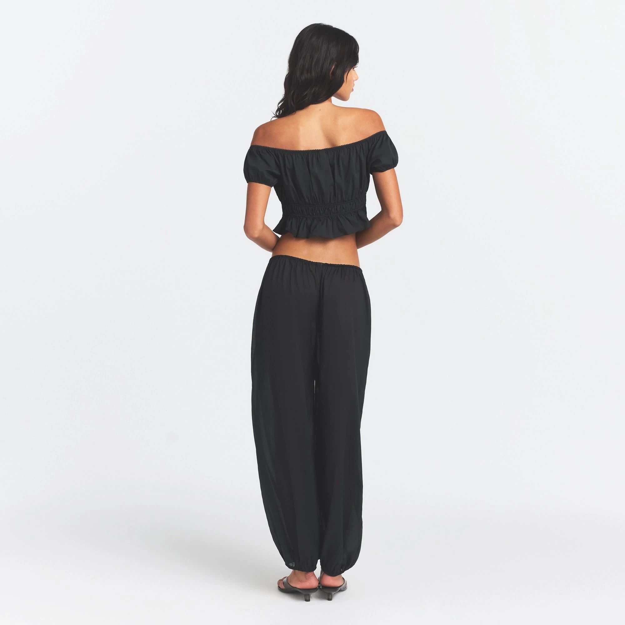 COTTON POPLIN OFF THE SHOULDER TOP | ONYX ON A MODEL FRONT VIEW @ | FOCUS: 0.0, 1.0, 0.9
