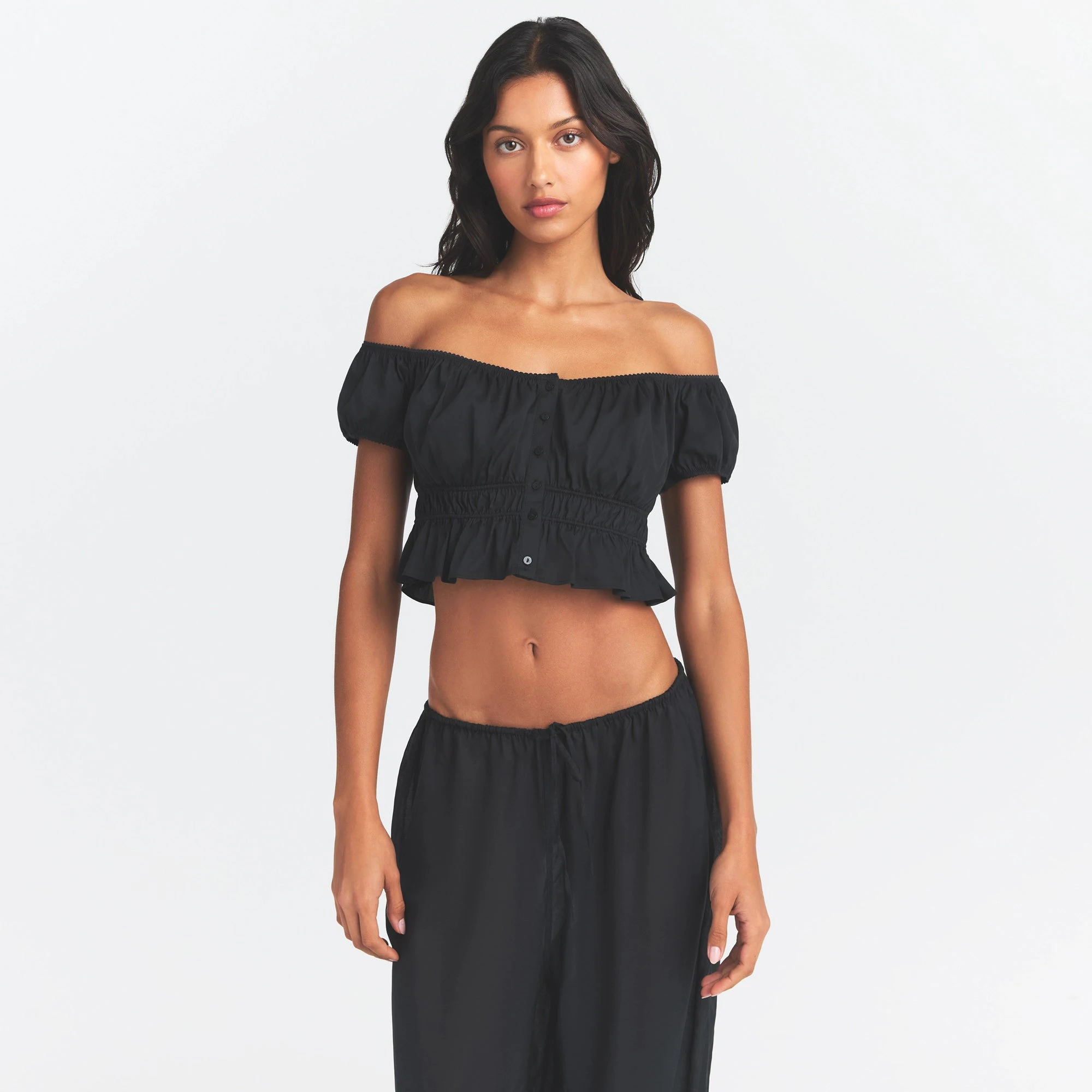 COTTON POPLIN OFF THE SHOULDER TOP | ONYX ON A MODEL SIDE VIEW @ | FOCUS: 0.0, 1.0, 0.9
