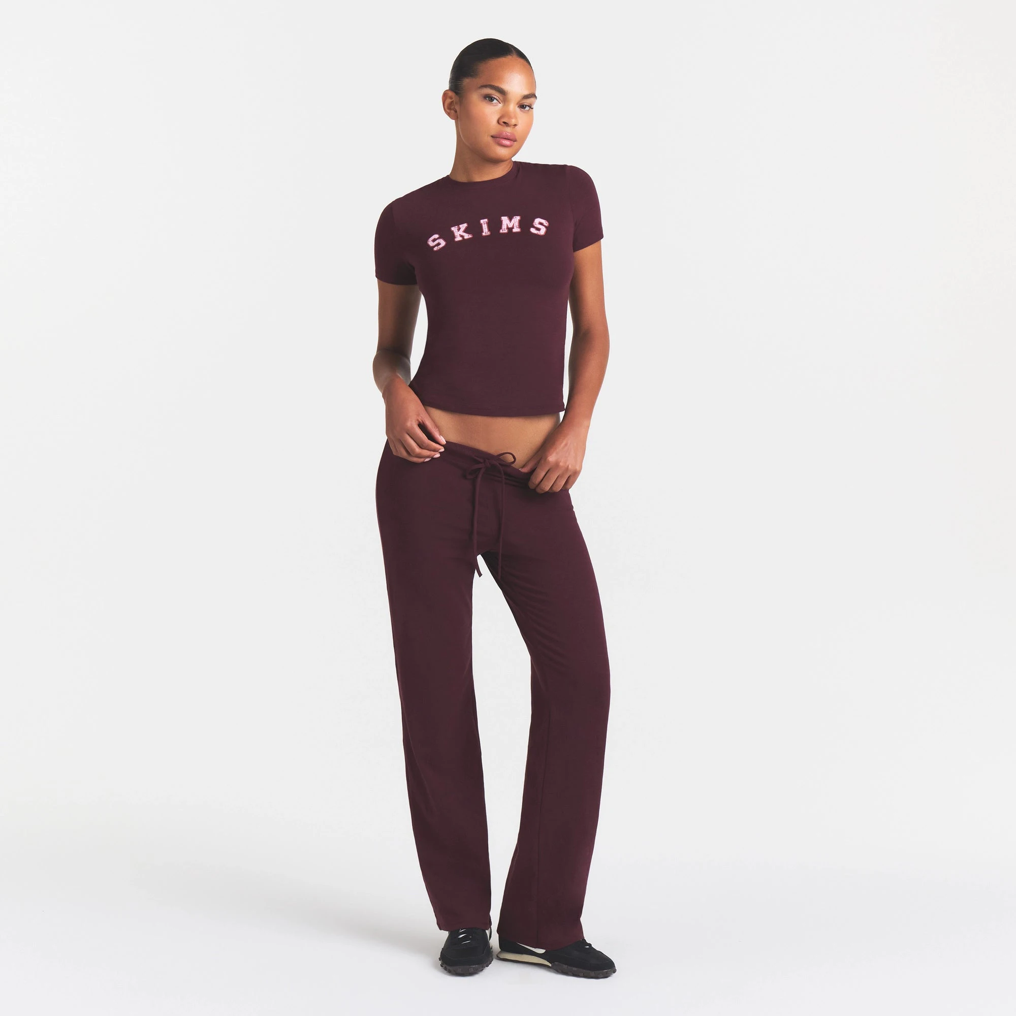 COTTON JERSEY LOGO T-SHIRT | CURRANT ARCHED SKIMS PLAID ON A MODEL | FOCUS: 0.0, 1.0, 0.9