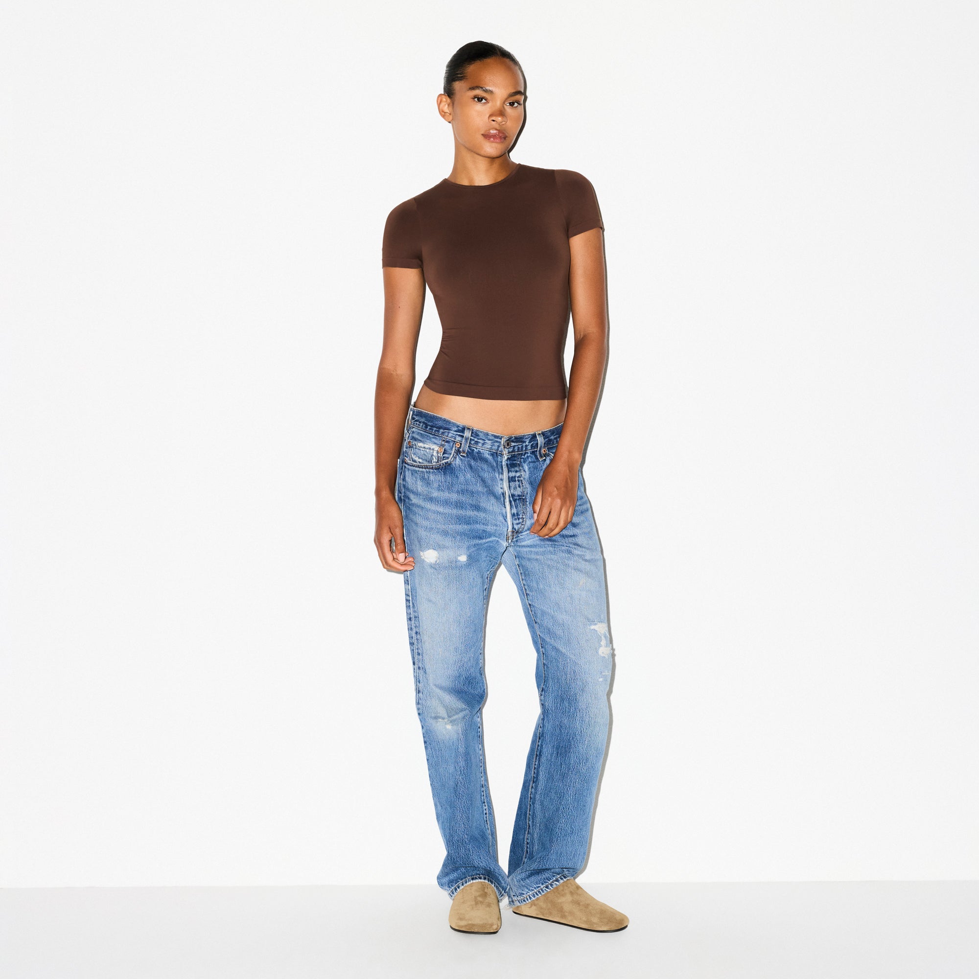 SOFT SMOOTHING SEAMLESS PADDED T-SHIRT | COCOA ON A MODEL FRONT VIEW @ | FOCUS: 0.0, 1.0, 0.9