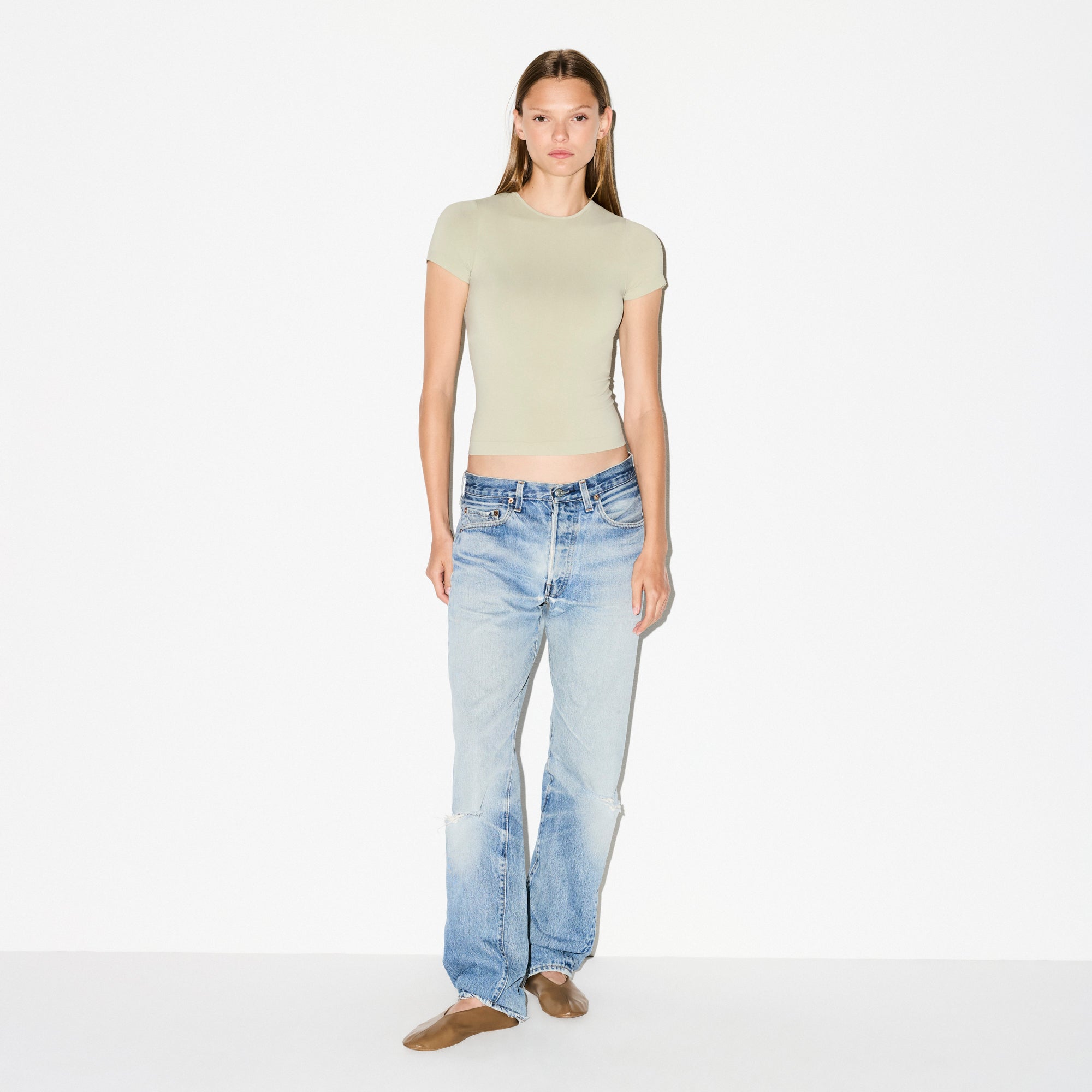 SOFT SMOOTHING SEAMLESS PADDED T-SHIRT | ELM ON A MODEL FRONT VIEW @ | FOCUS: 0.0, 1.0, 0.9