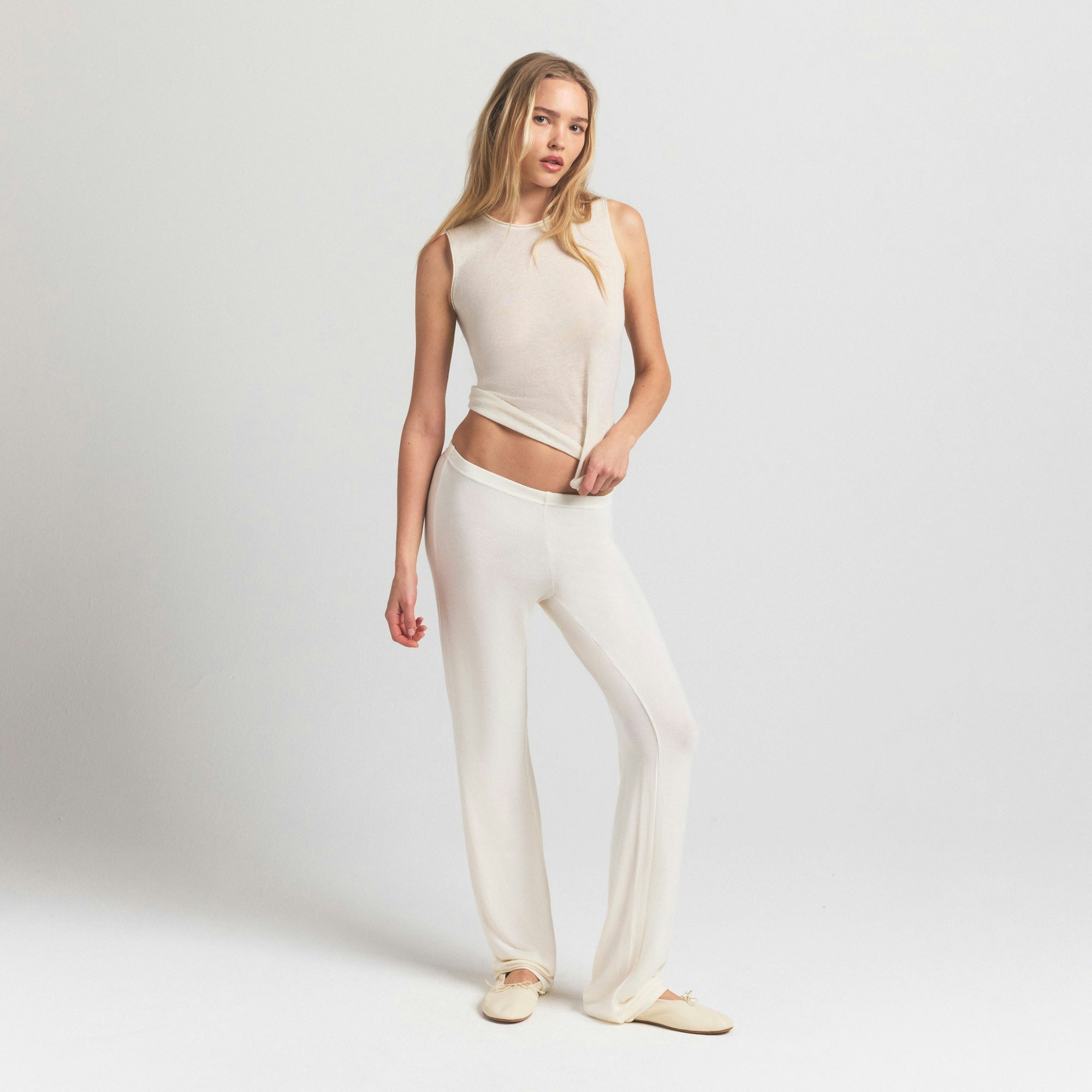 FEATHERWEIGHT CASHMERE SLEEVELESS TOP | EGRET ON A MODEL FRONT VIEW S | FOCUS: 0.0, 1.0, 0.9
