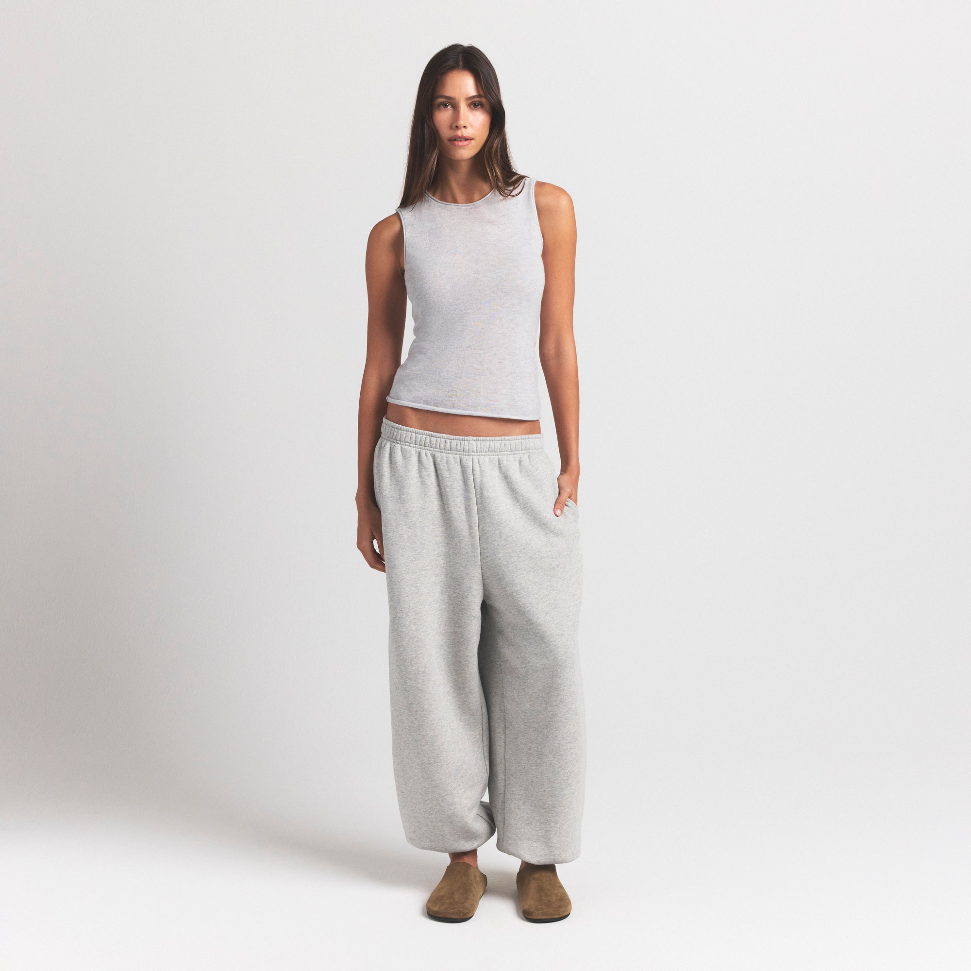 FEATHERWEIGHT CASHMERE SLEEVELESS TOP | LIGHT HEATHER GREY ON A MODEL FRONT VIEW