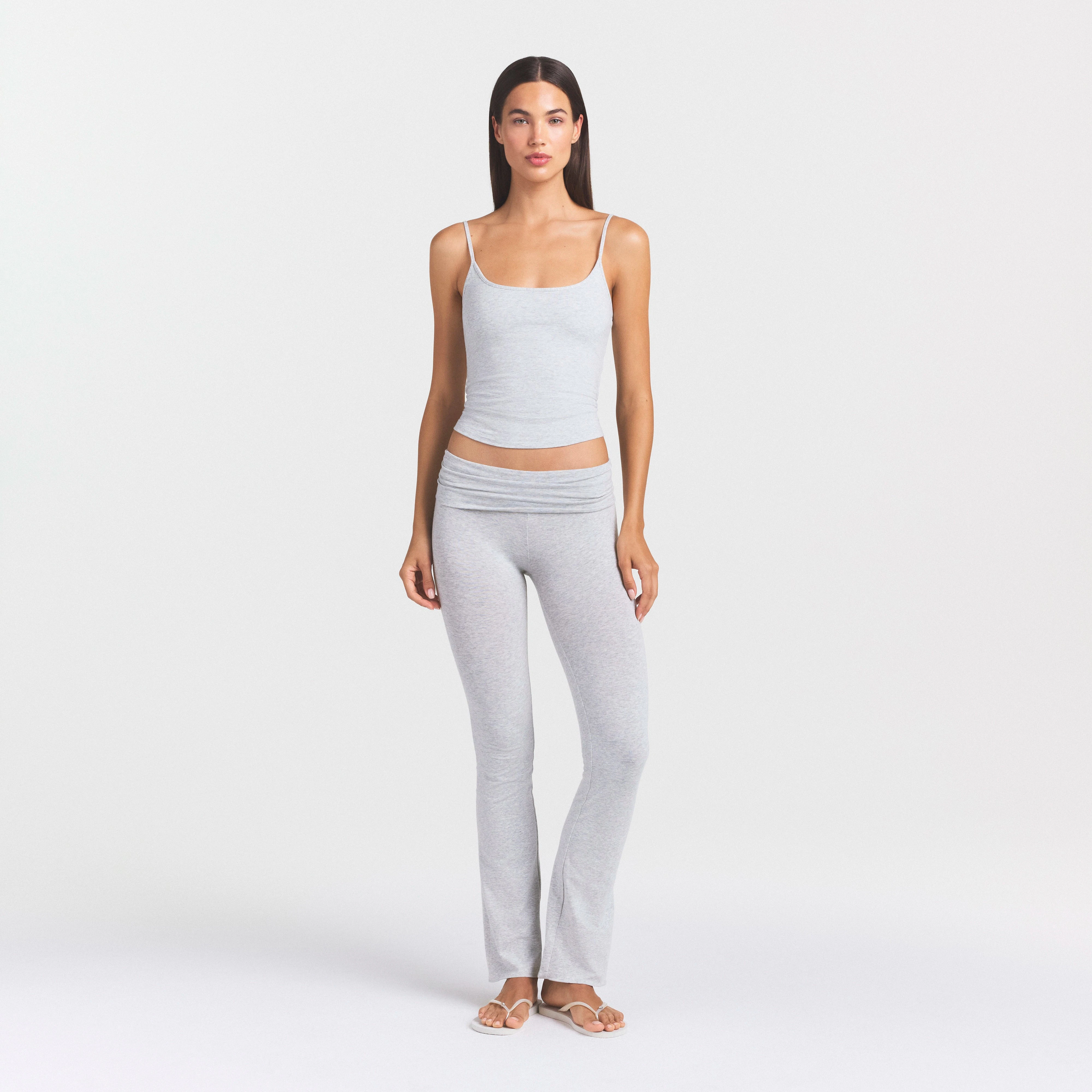 COTTON JERSEY SCOOP NECK CAMI | LIGHT HEATHER GREY ON A MODEL FRONT VIEW