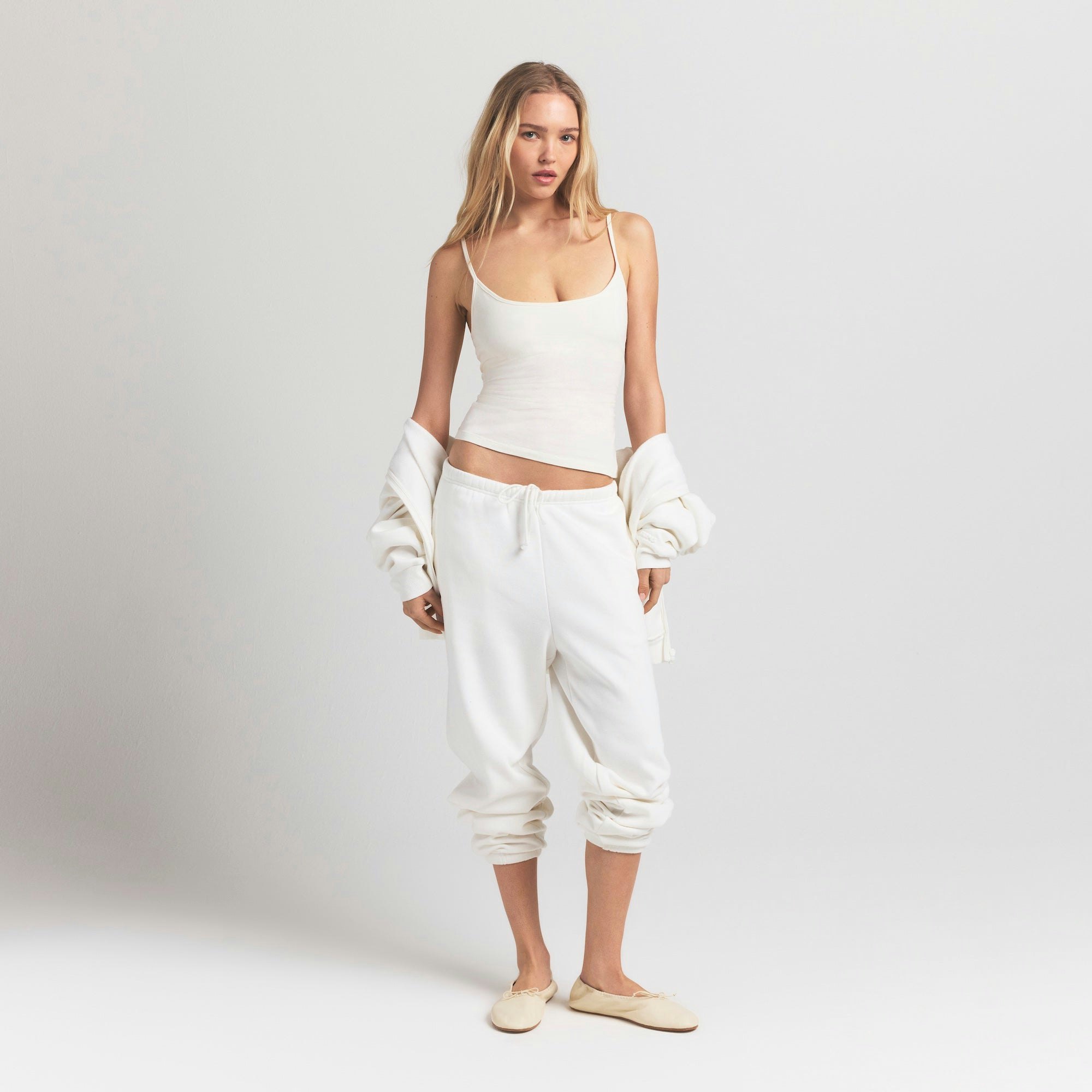 COTTON JERSEY SCOOP NECK CAMI | MARBLE ON A MODEL FRONT VIEW S | FOCUS: 0.0, 1.0, 0.9