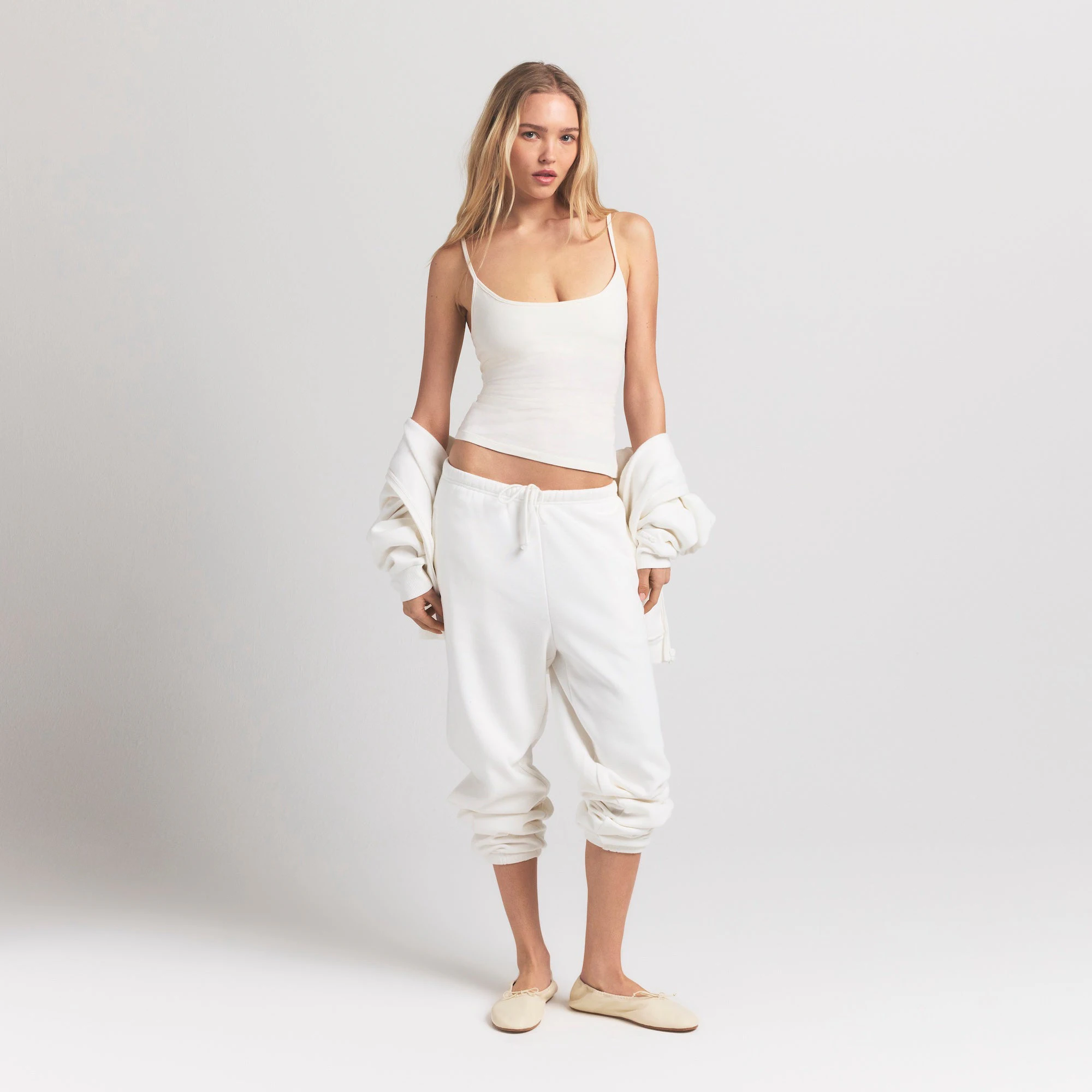 COTTON JERSEY SCOOP NECK CAMI | MARBLE ON A MODEL FRONT VIEW S | FOCUS: 0.0, 1.0, 0.9