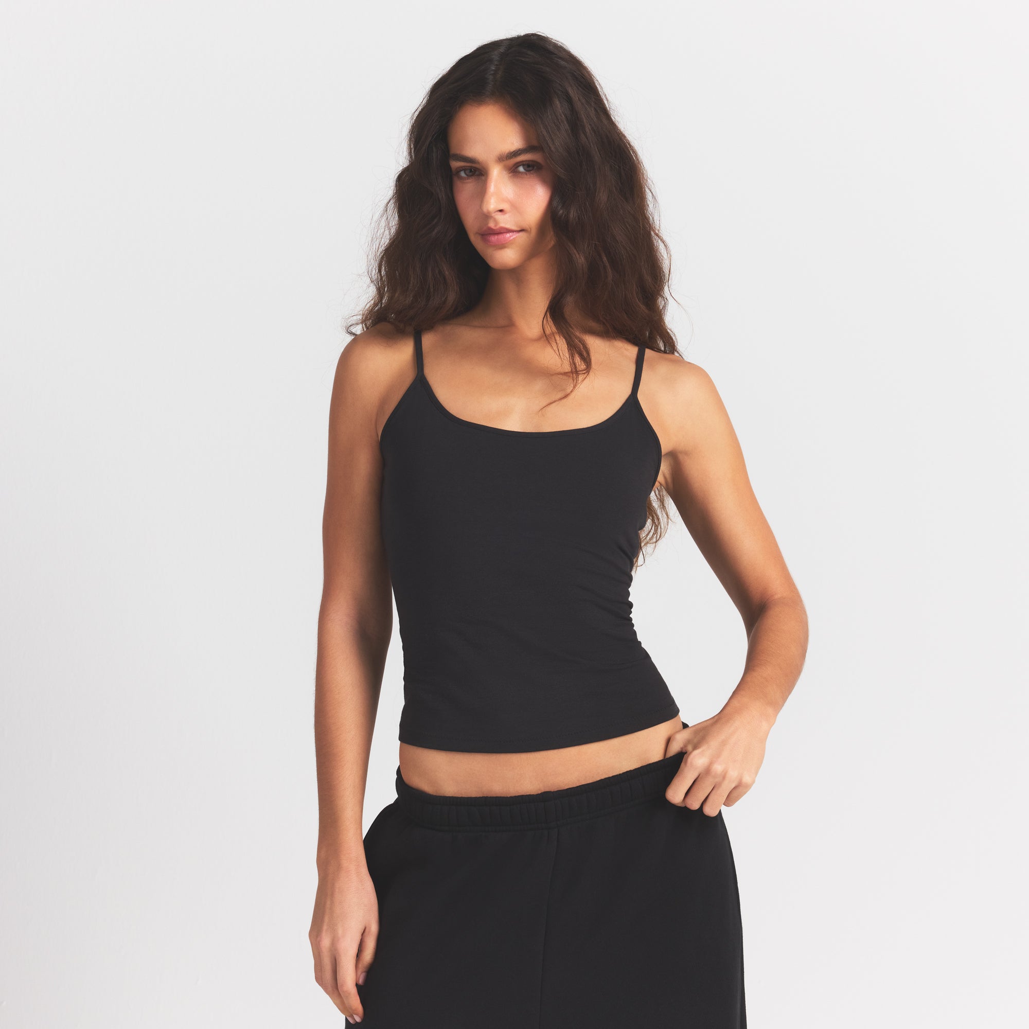 COTTON JERSEY SCOOP NECK CAMI | SOOT ON A MODEL FRONT VIEW S | FOCUS: 0.0, 1.0, 0.9