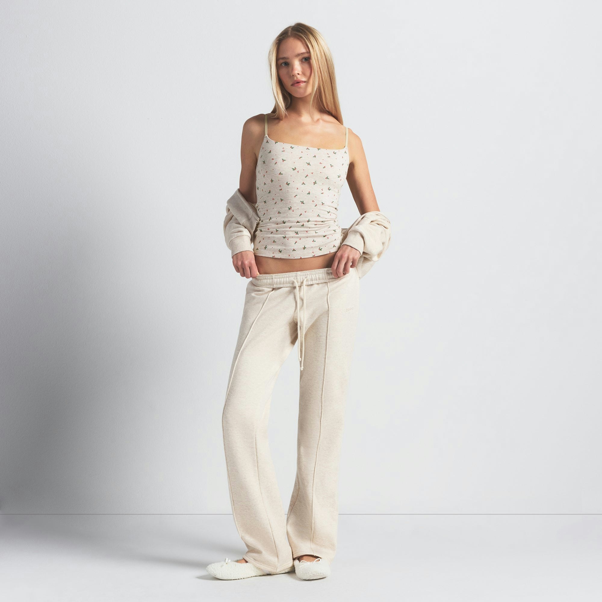 COTTON JERSEY CAMI | OATMEAL HEATHER HOLLY PRINT ON A MODEL FRONT VIEW @ | FOCUS: 0.0, 1.0, 0.9