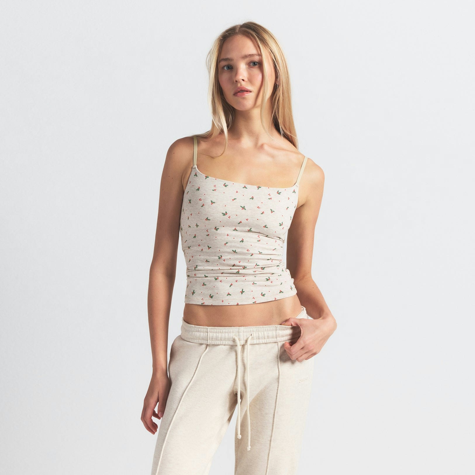 COTTON JERSEY CAMI | OATMEAL HEATHER HOLLY PRINT ON A MODEL SIDE VIEW @ | FOCUS: 0.0, 1.0, 0.9