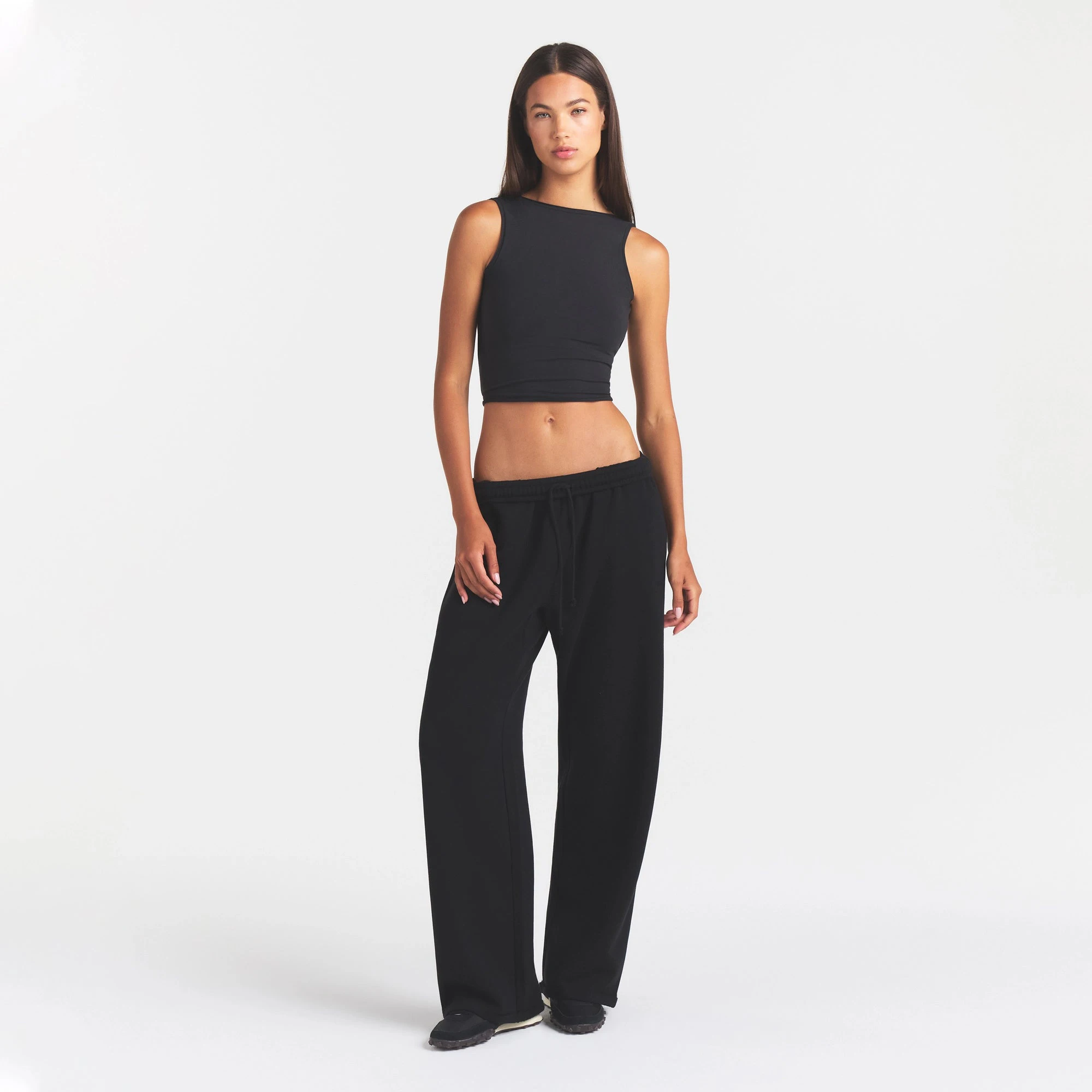 COTTON JERSEY TIE BACK TANK | SOOT ON A MODEL | FOCUS: 0.0, 1.0, 0.9