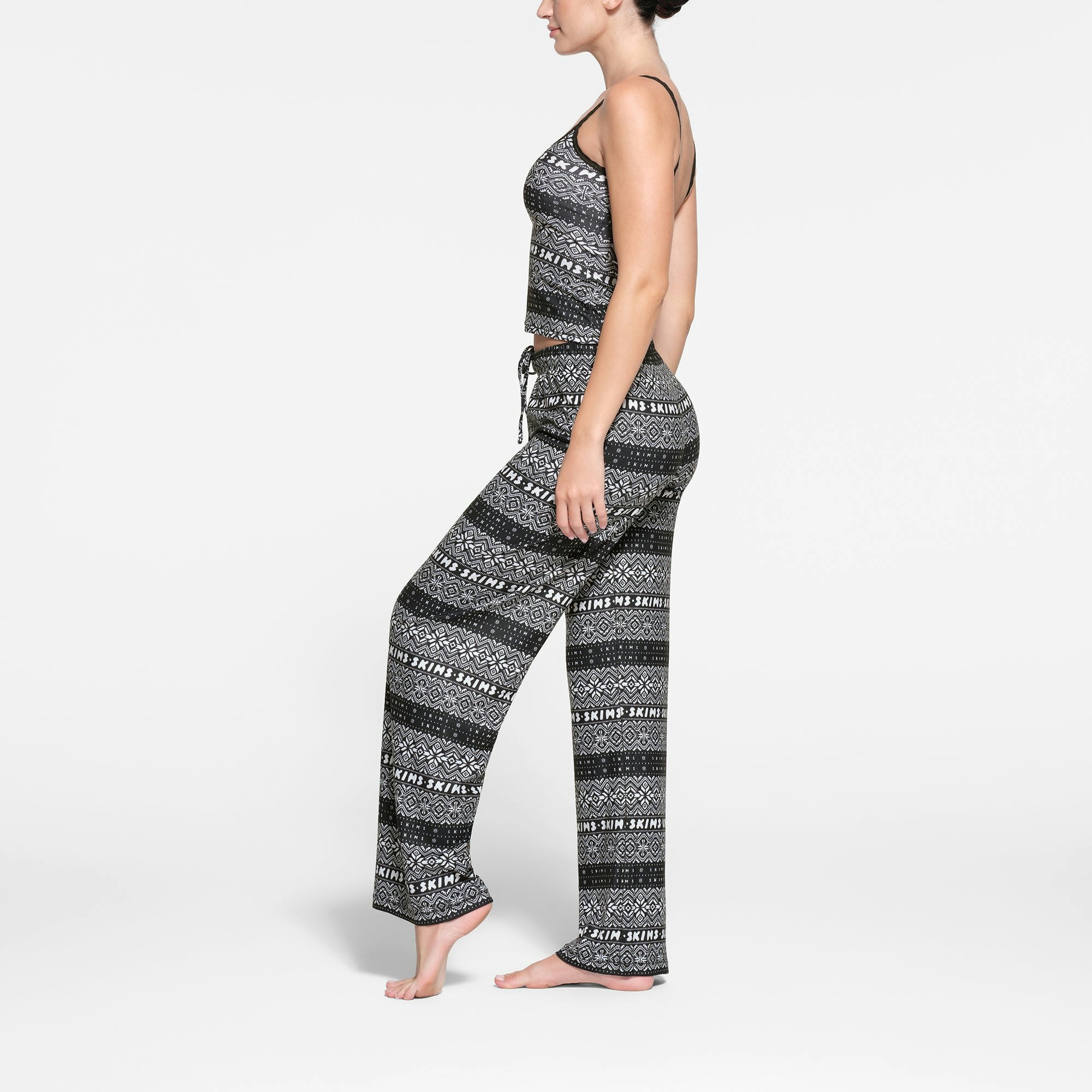 LOGO PLUSH POINTELLE SCOOP TANK | ONYX FAIR ISLE ON A MODEL SIDE VIEW