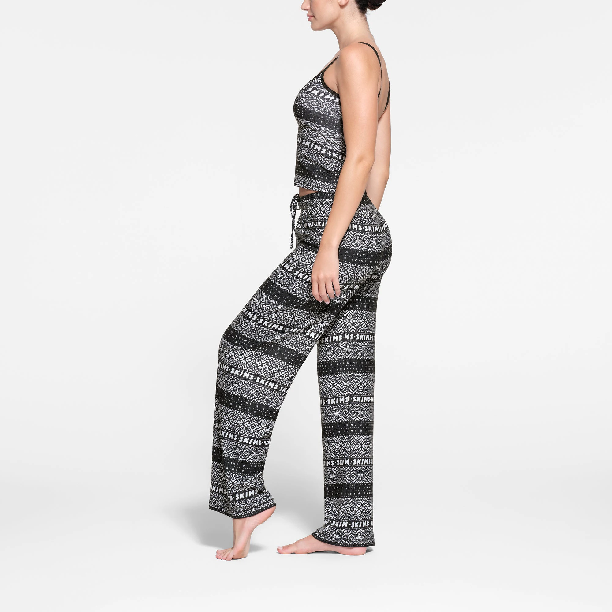 LOGO PLUSH POINTELLE SCOOP TANK | ONYX FAIR ISLE ON A MODEL SIDE VIEW