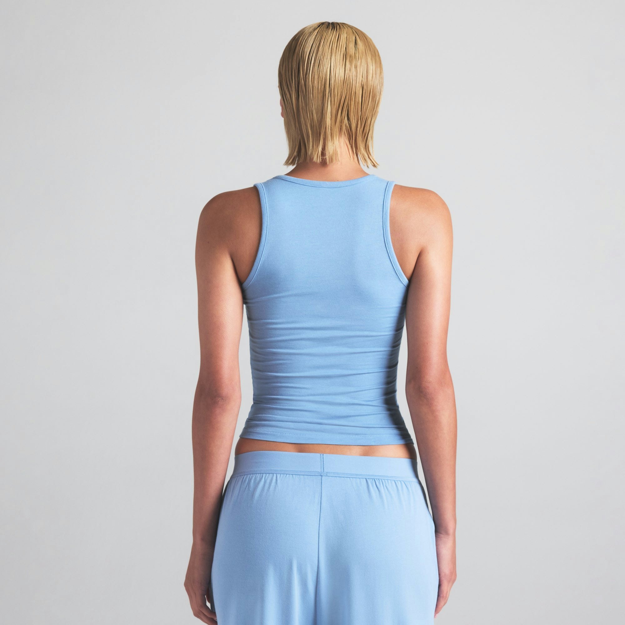 BOYFRIEND LONG TANK | MARINA ON A MODEL BACK VIEW | FOCUS: 0.0, 1.0, 0.9