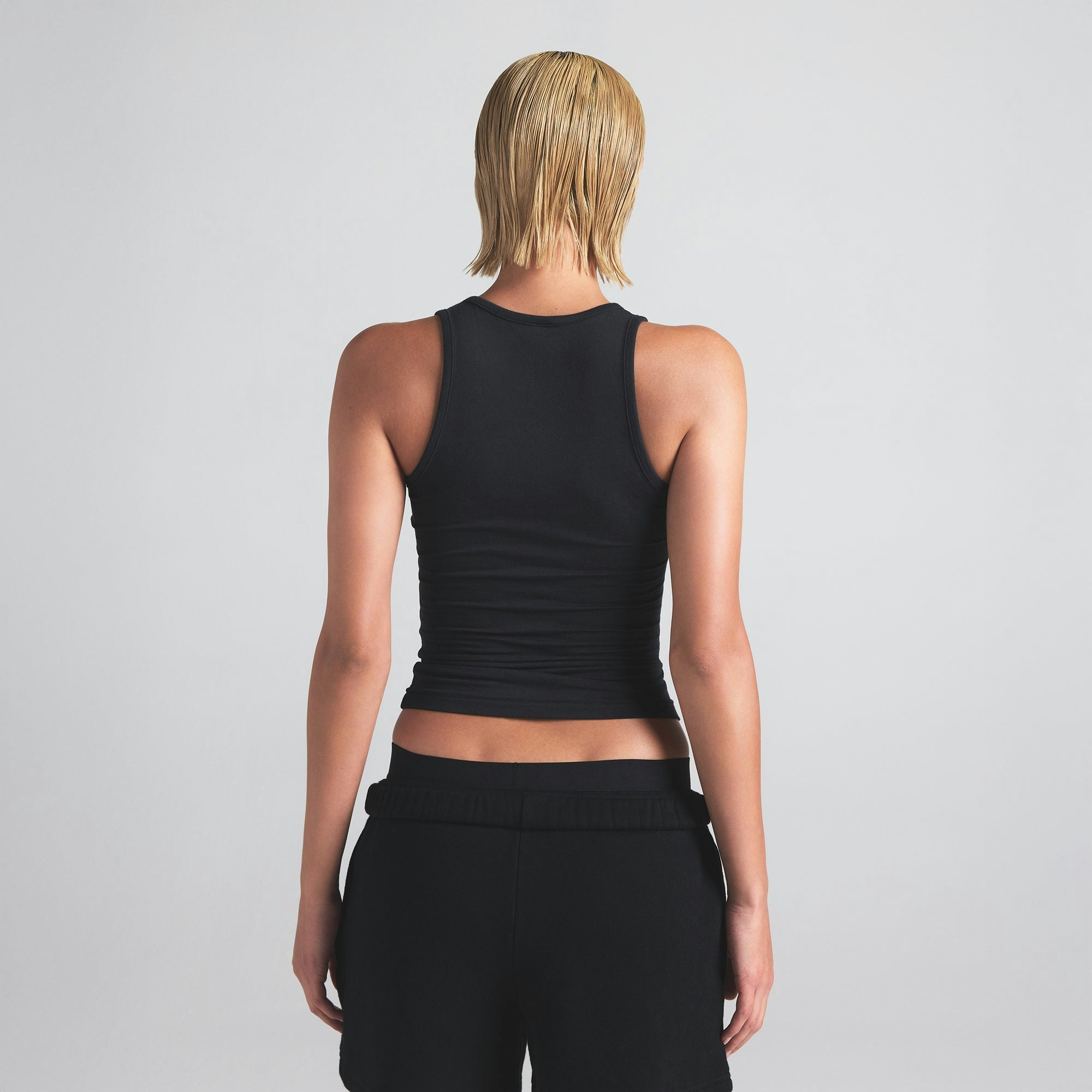 BOYFRIEND LONG TANK | ONYX ON A MODEL BACK VIEW | FOCUS: 0.9, 0.1, 0.7