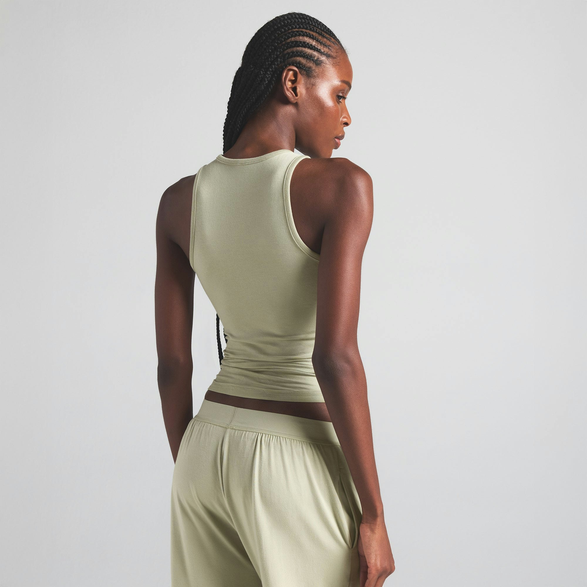 BOYFRIEND LONG TANK | TALC ON A MODEL SIDE VIEW | FOCUS: 0.0, 1.0, 0.9