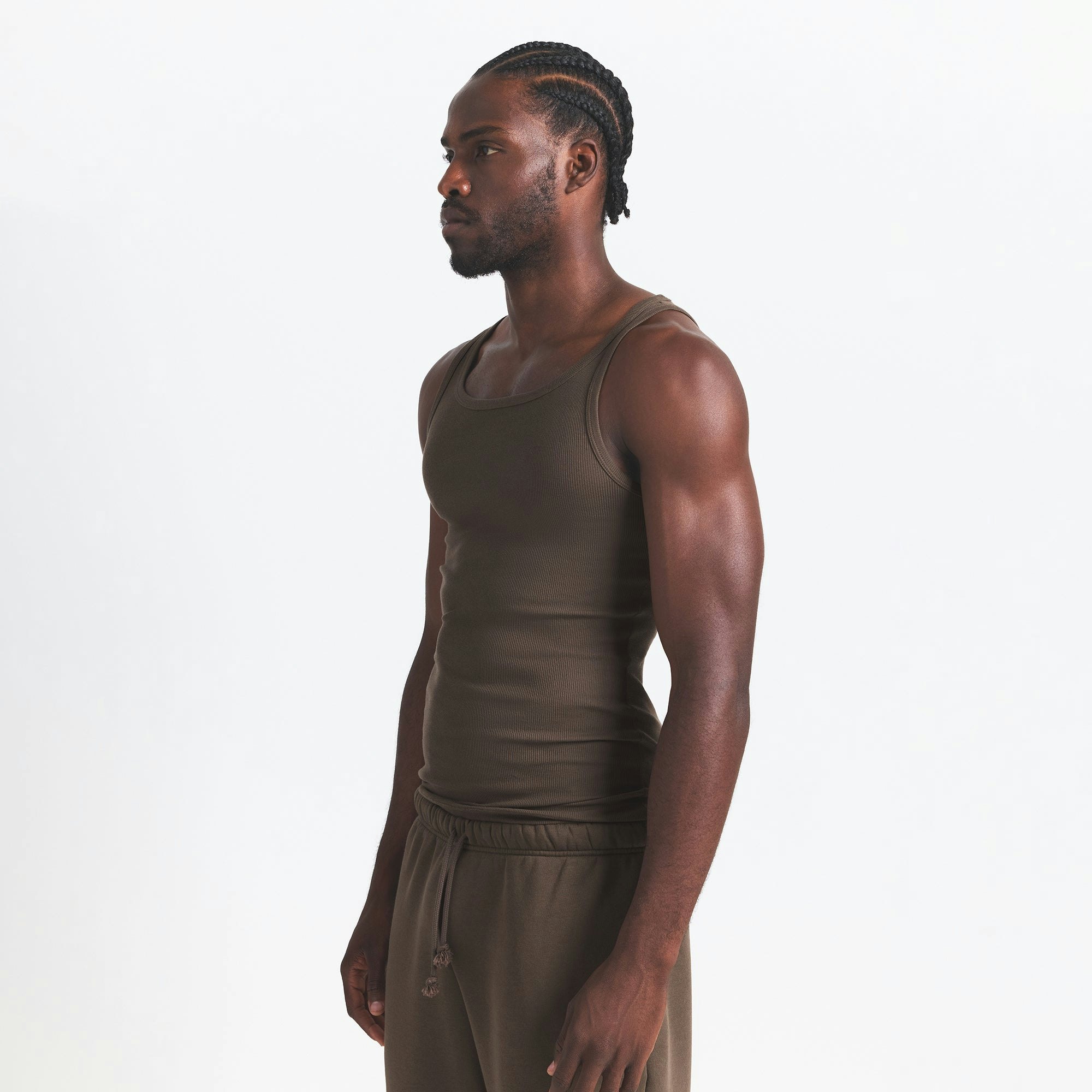 SKIMS Cotton MENS RIB TANK 3-PACK | DRIFTWOOD MULTI ON A MODEL SIDE VIEW @ | FOCUS: 0.0, 1.0, 0.9