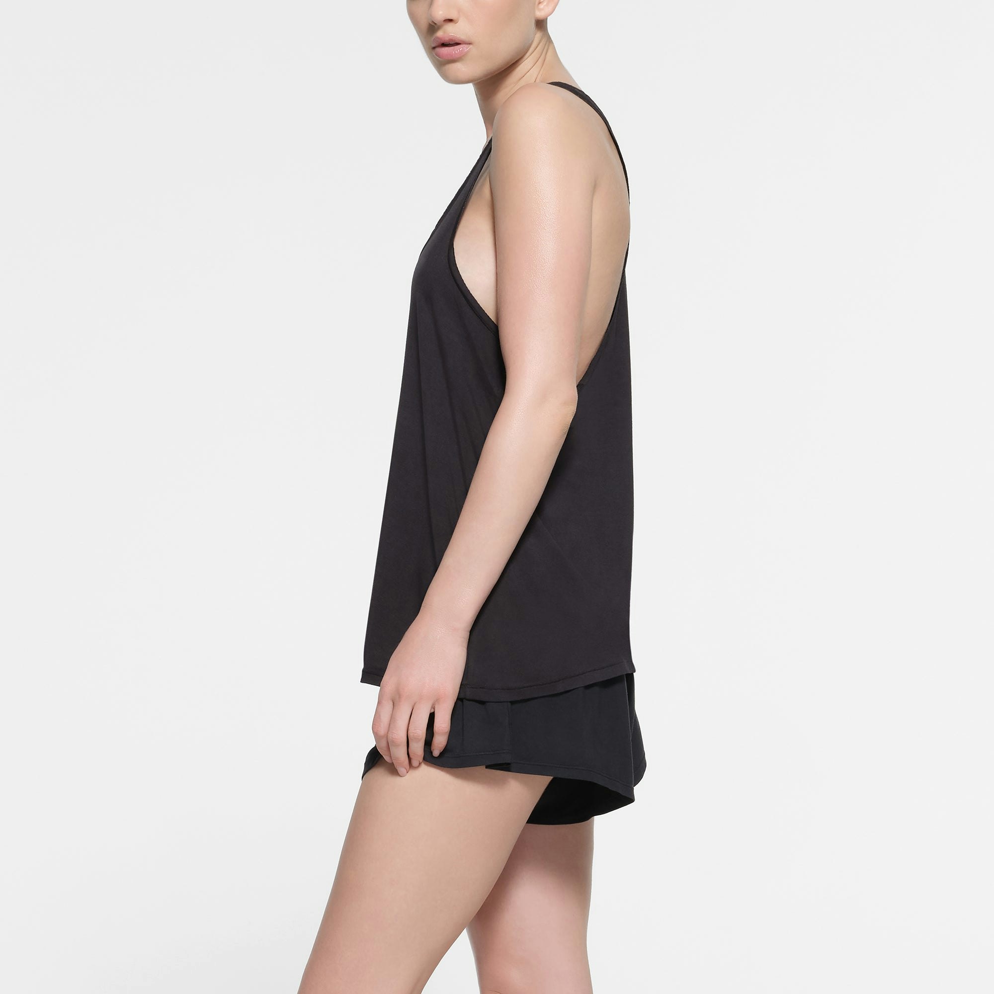 SKIMS SLEEP LOOSE TANK | ONYX ON A MODEL SIDE VIEW