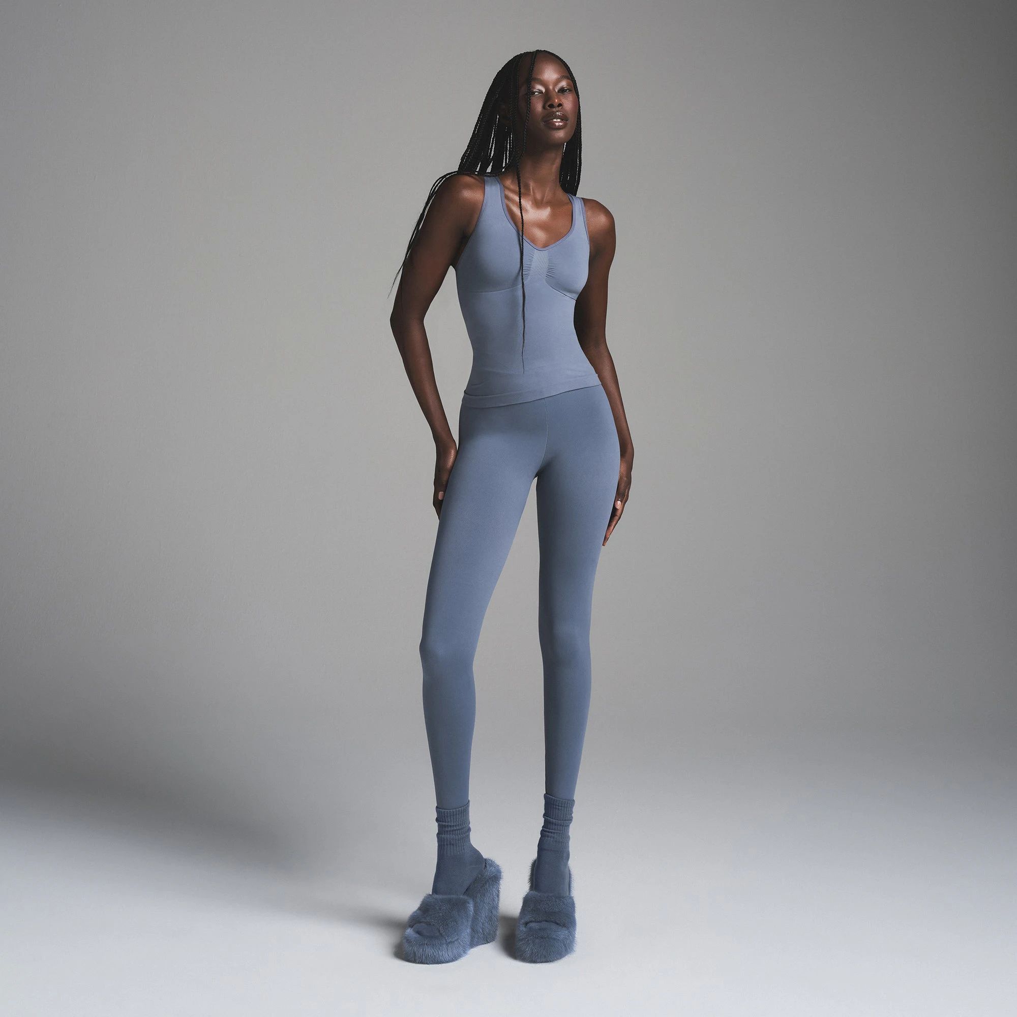 SEAMLESS SCULPT TANK | STEEL BLUE ON A MODEL FRONT VIEW| FOCUS: 0.9, 0.9, 0.9