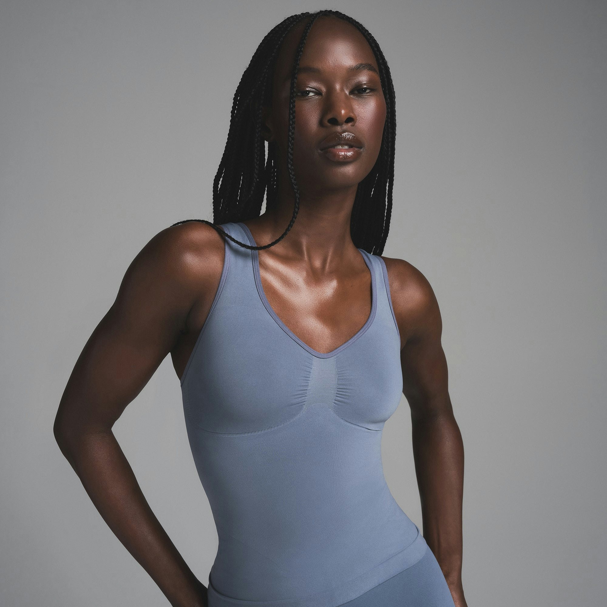 SEAMLESS SCULPT TANK | STEEL BLUE ON A MODEL FRONT VIEW | FOCUS: 0.0, 1.0, 0.9