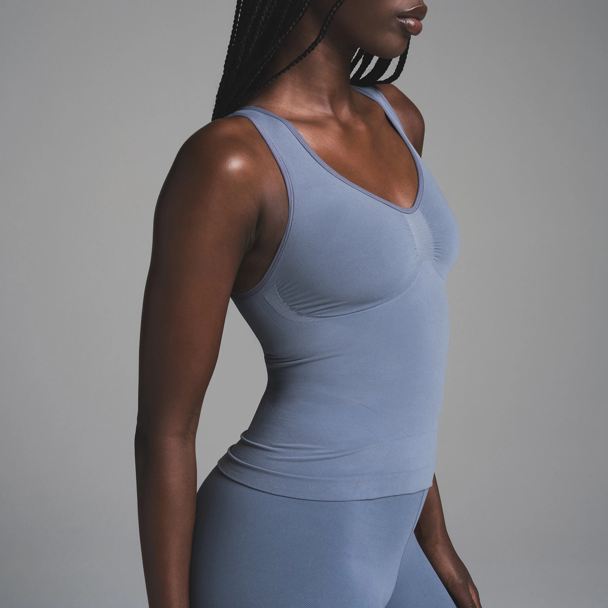 SEAMLESS SCULPT TANK | STEEL BLUE ON A MODEL SIDE VIEW | FOCUS: 0.0, 1.0, 0.9