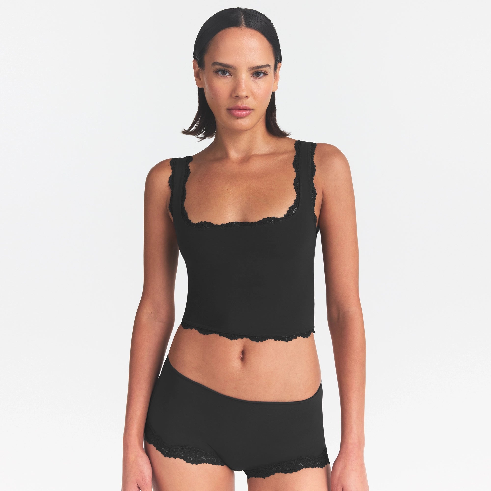 FITS EVERYBODY LACE TANK | ONYX ON A MODEL SIDE VIEW
