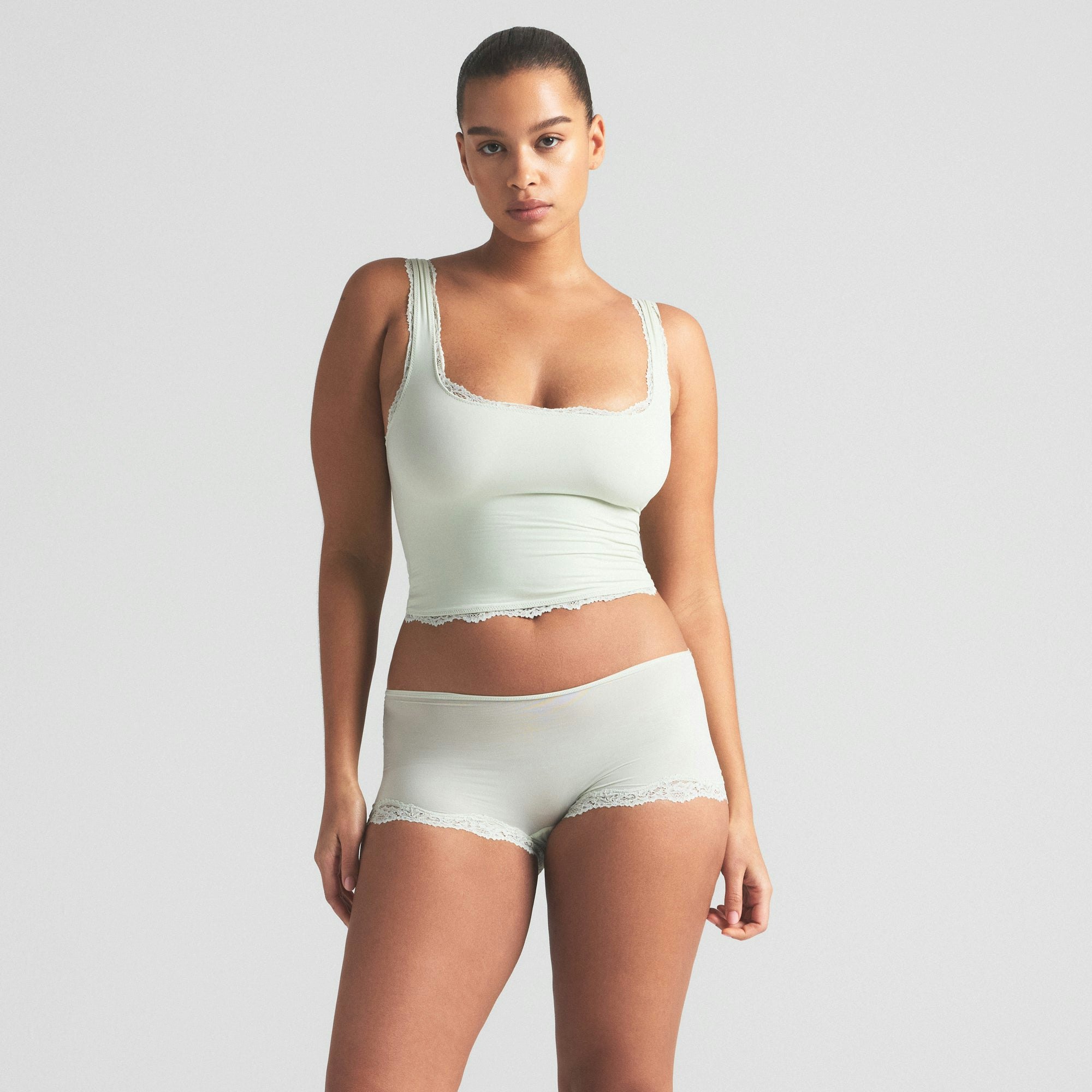 FITS EVERYBODY LACE TANK | SPEARMINT ON A MODEL SIDE VIEW | FOCUS: 0.0, 1.0, 0.9