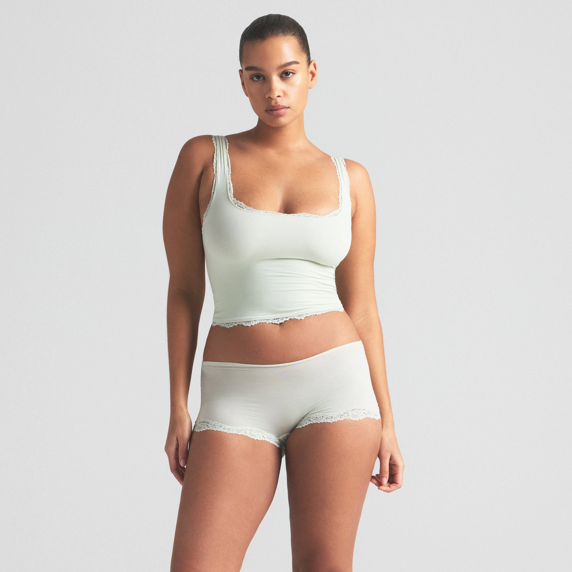FITS EVERYBODY LACE TANK | SPEARMINT ON A MODEL SIDE VIEW | FOCUS: 0.0, 1.0, 0.9