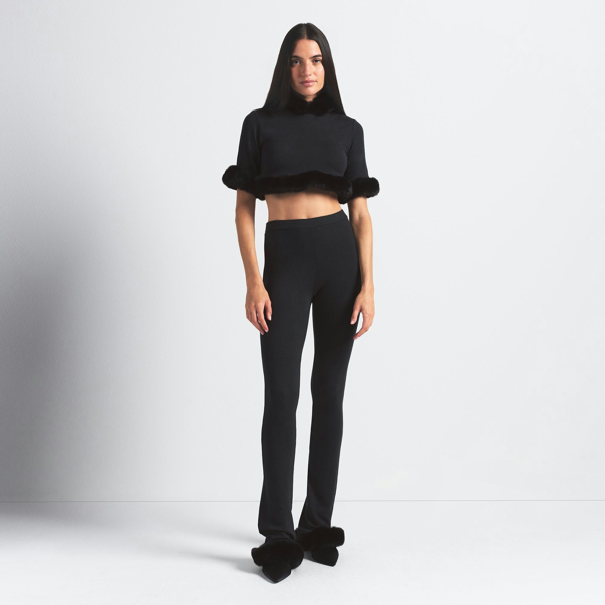 SKIMS CLOUD SHRUNKEN HOODIE | ONYX ON A MODEL FRONT VIEW @ | FOCUS: 0.0, 1.0, 0.9