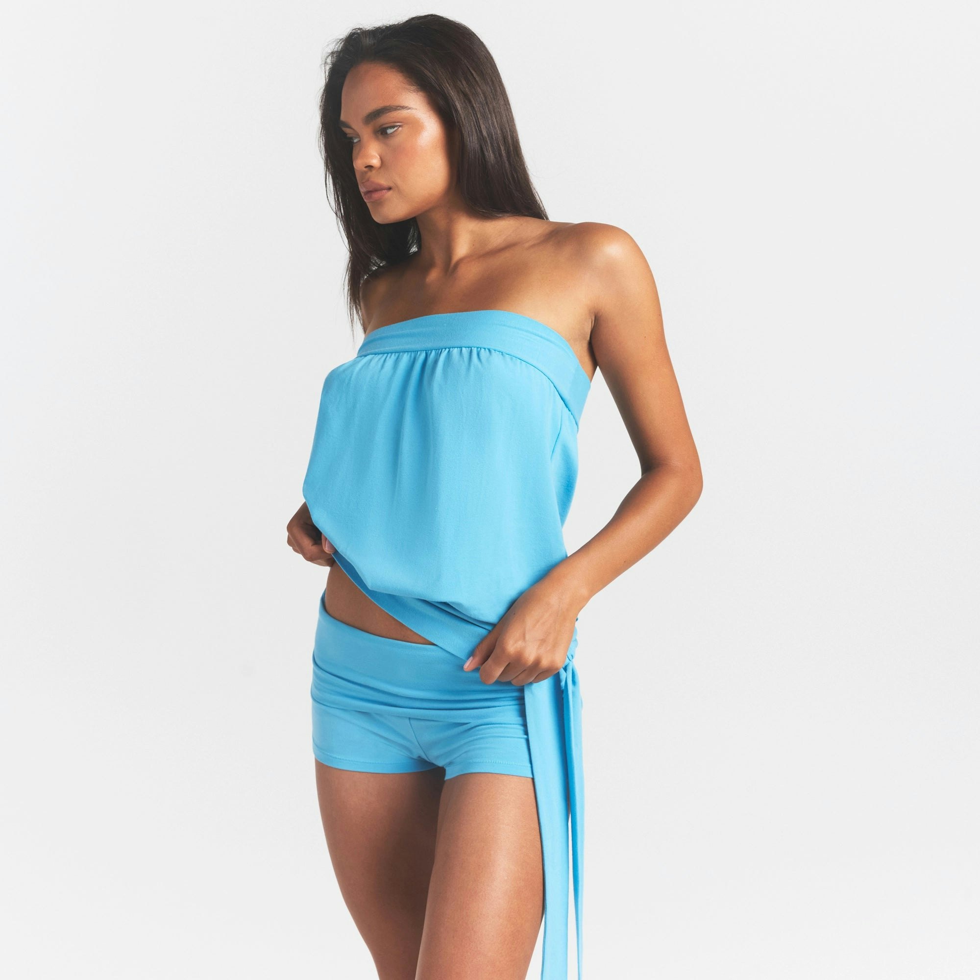 COTTON JERSEY TIE SIDE TUBE TOP | WATER ON A MODEL SIDE VIEW @ | FOCUS: 0.0, 1.0, 0.9