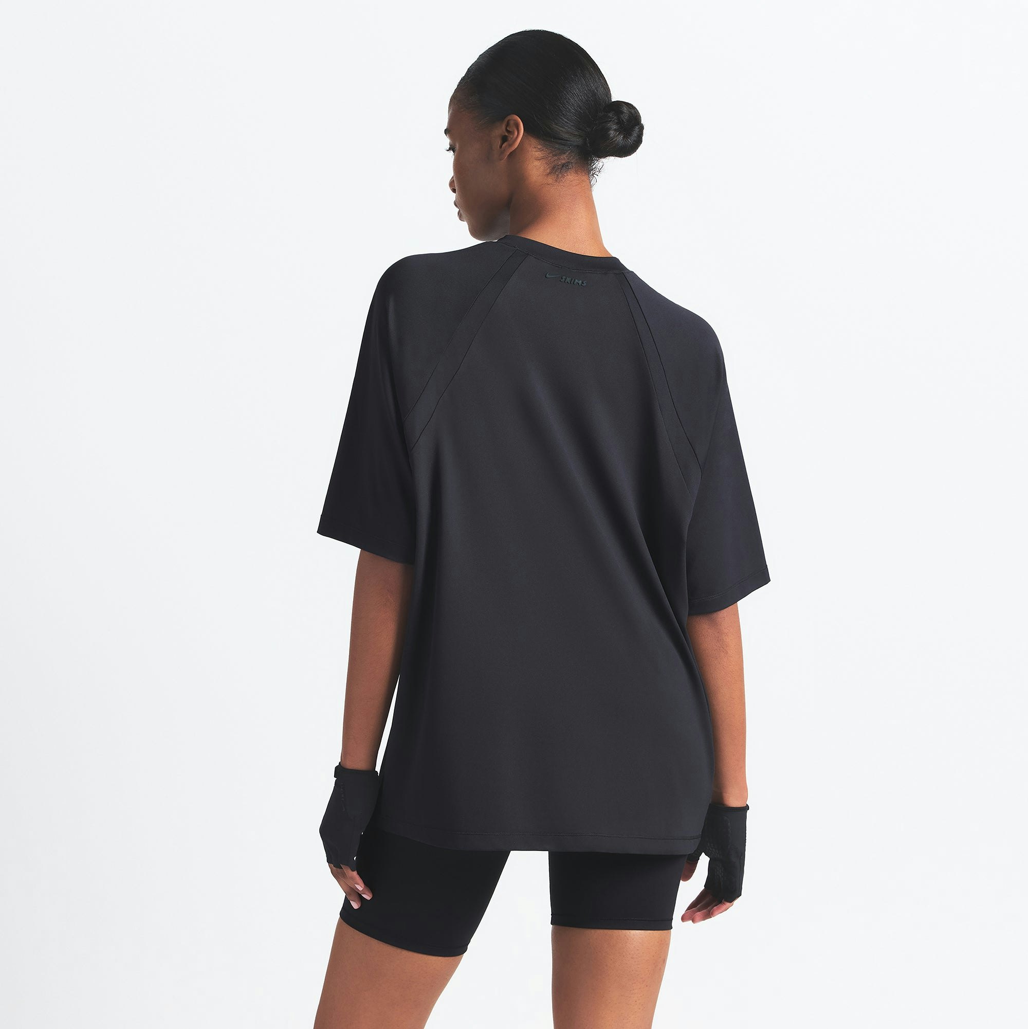 NikeSKIMS AIRY OVERSIZED TEE | OBSIDIAN ON A MODEL SIDE VIEW @ | FOCUS: 0.0, 1.0, 0.9