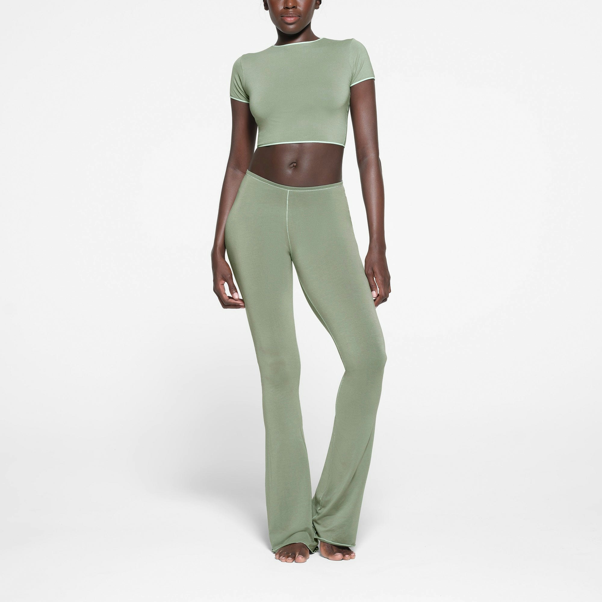 SEAMLESS MODAL CROPPED T-SHIRT | MINERAL ON A MODEL FRONT VIEW