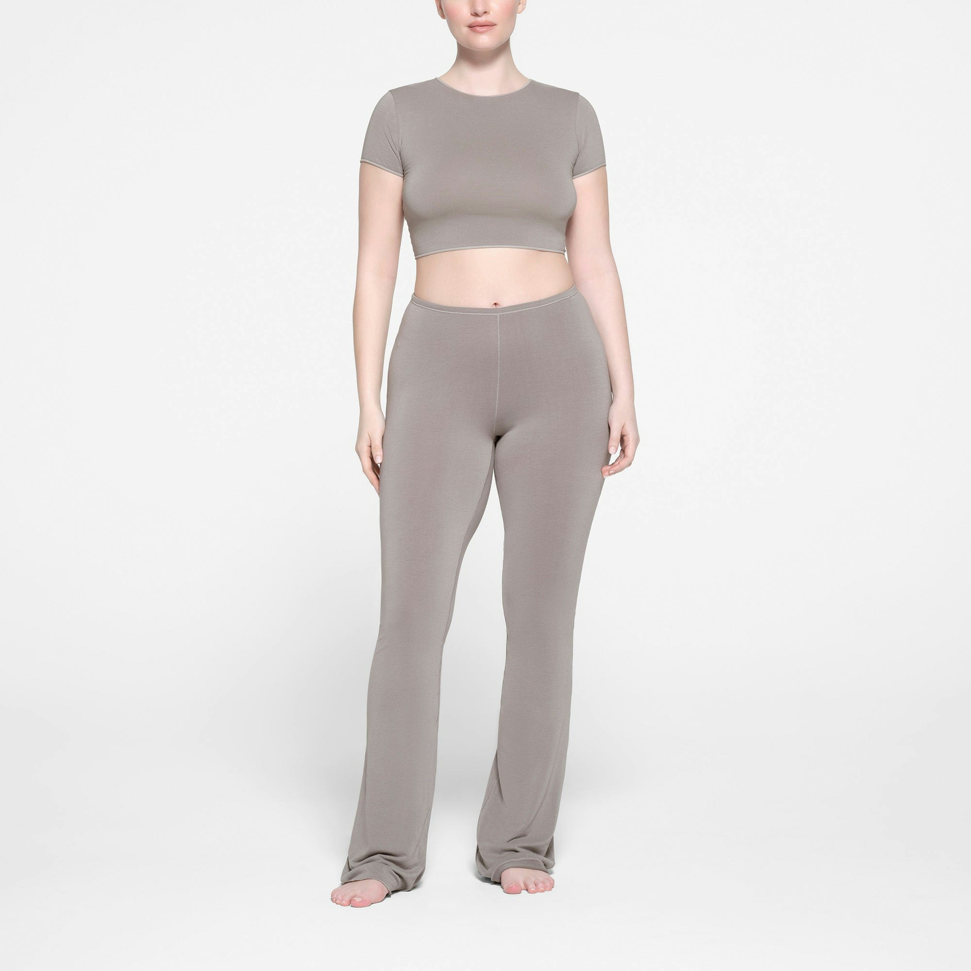 SEAMLESS MODAL CROPPED T-SHIRT | SMOKE ON A MODEL FRONT VIEW